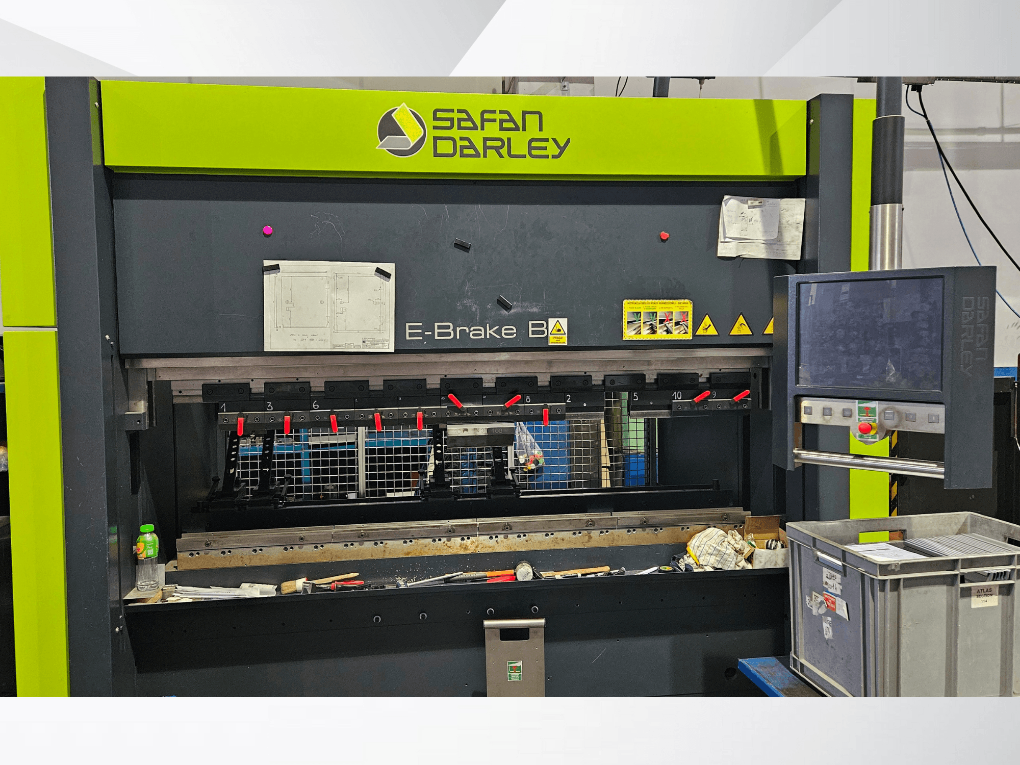Hydrauliczna prasa krawędziowa Safan Darley E-Brake B4 w widoku z przodu, z elementami sterującymi, osłonami bezpieczeństwa i różnymi zaciskami.
