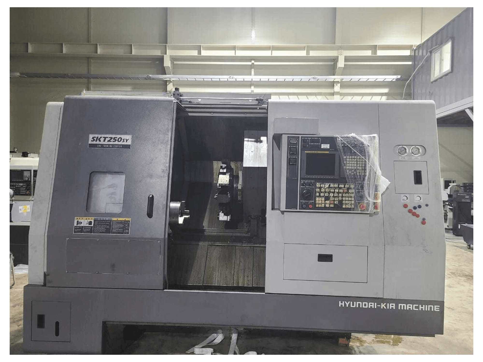 Widok z przodu maszyny Hyundai Kia SKT250SY