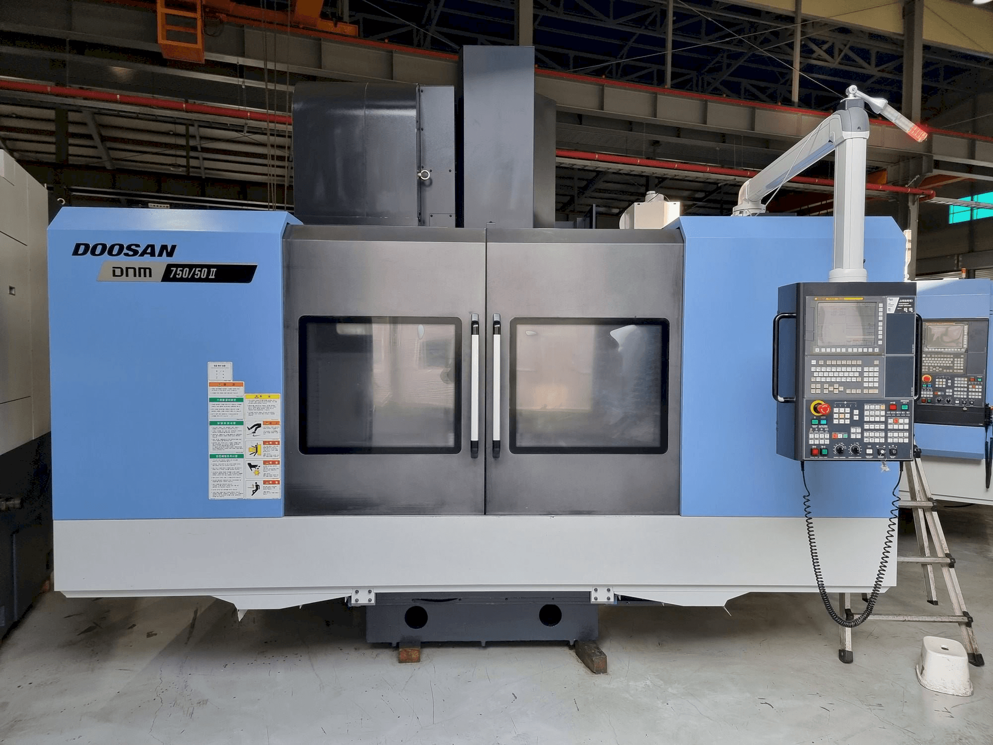 Widok z przodu maszyny Doosan DNM750/50 II