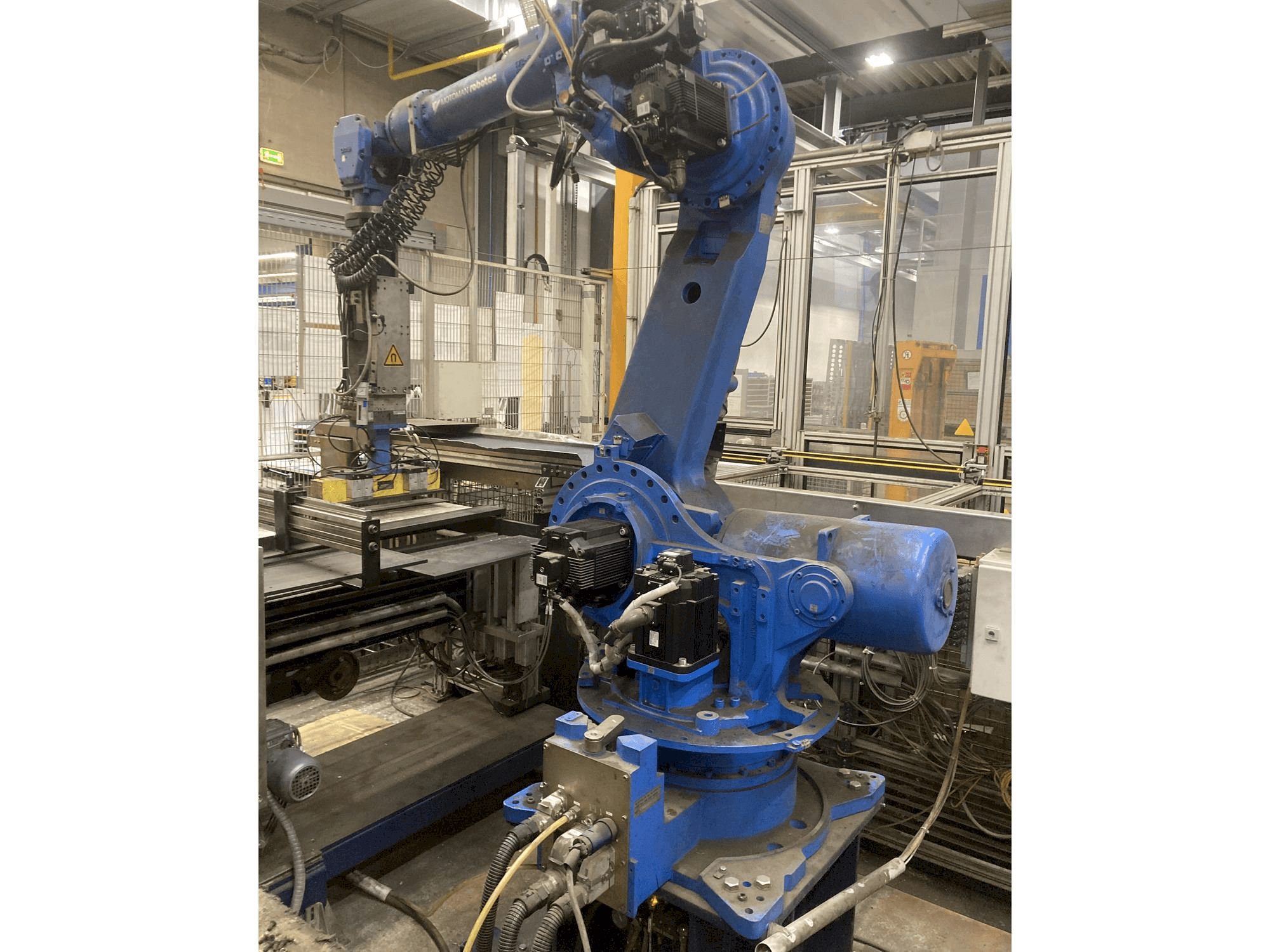 Widok z przodu maszyny Yaskawa Motoman ES165