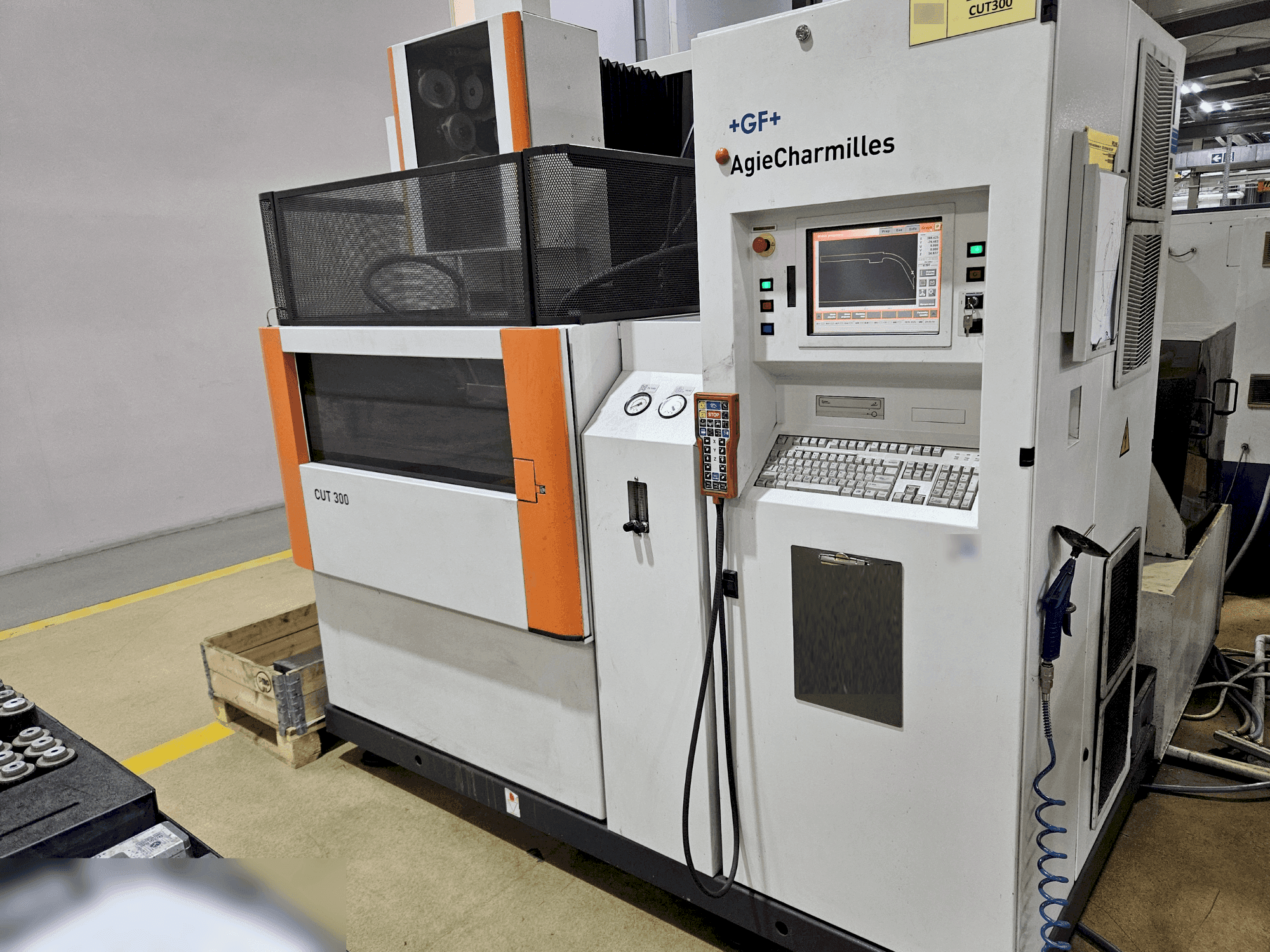 Widok z przodu maszyny AgieCharmilles CUT 300