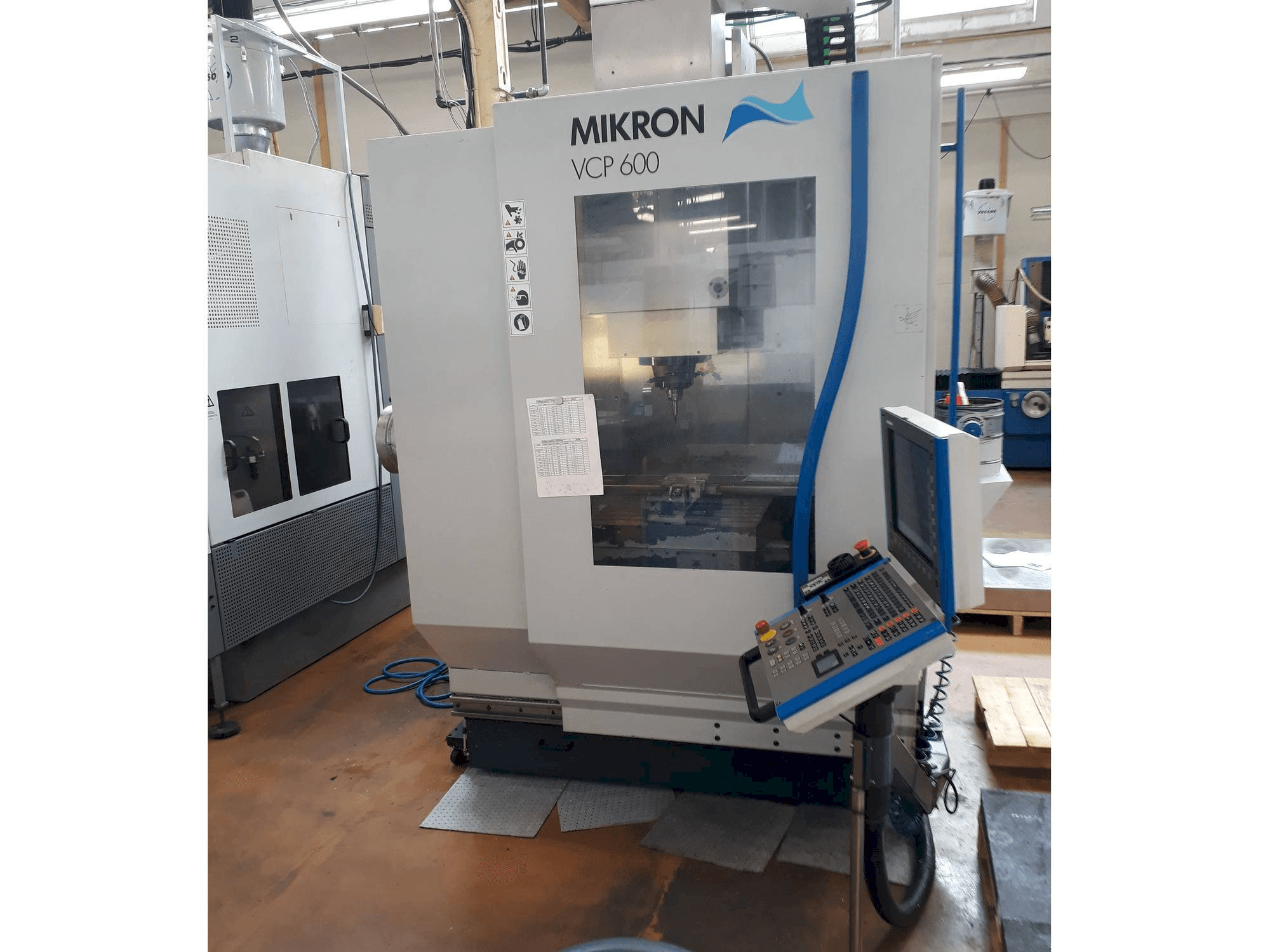 Widok z przodu maszyny MIKRON VCP 600