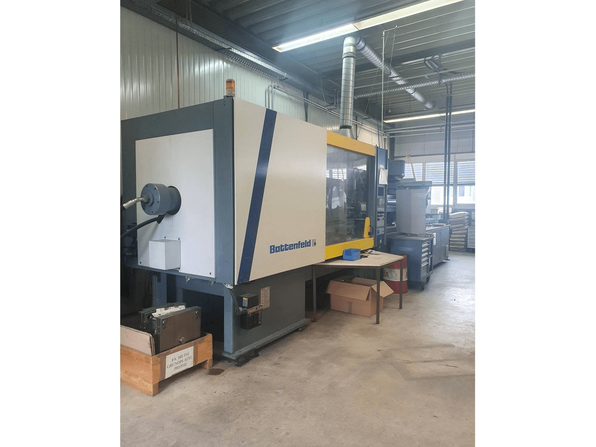 Widok z przodu maszyny Battenfeld BK 3500/2800