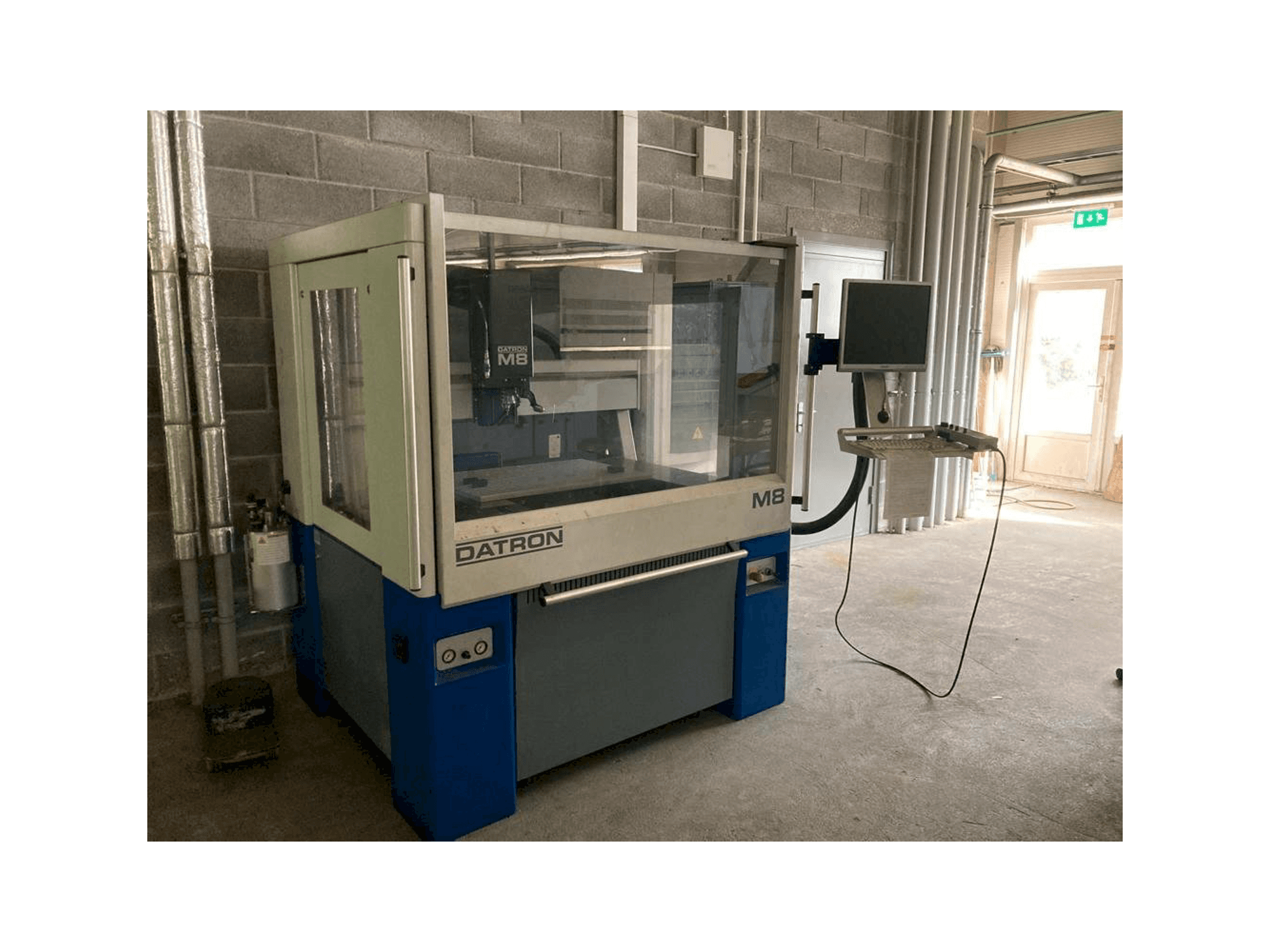 Widok z przodu maszyny Datron M8A