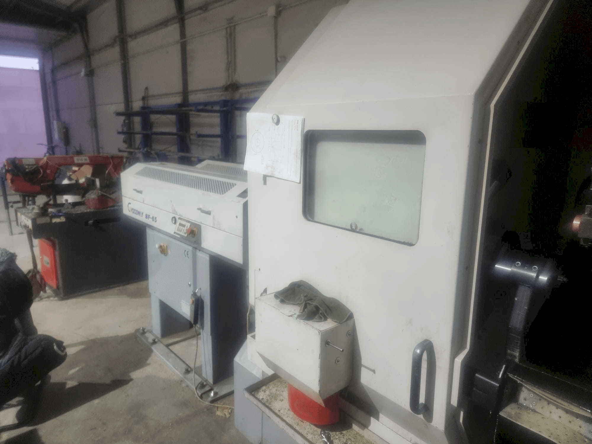 Widok prawej strony maszyny Goodway MSY 280