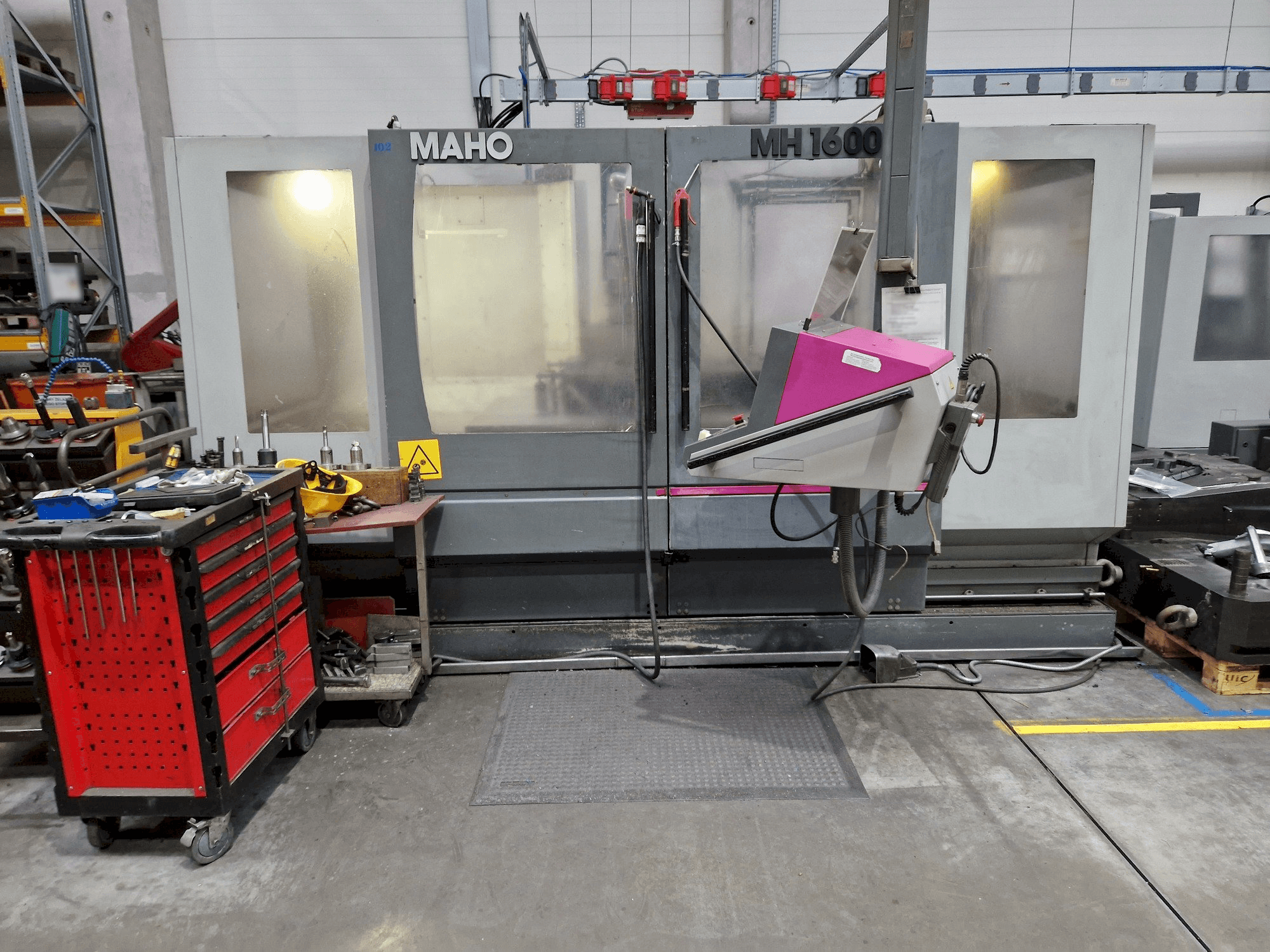 Widok z przodu maszyny Maho MH 1600 W