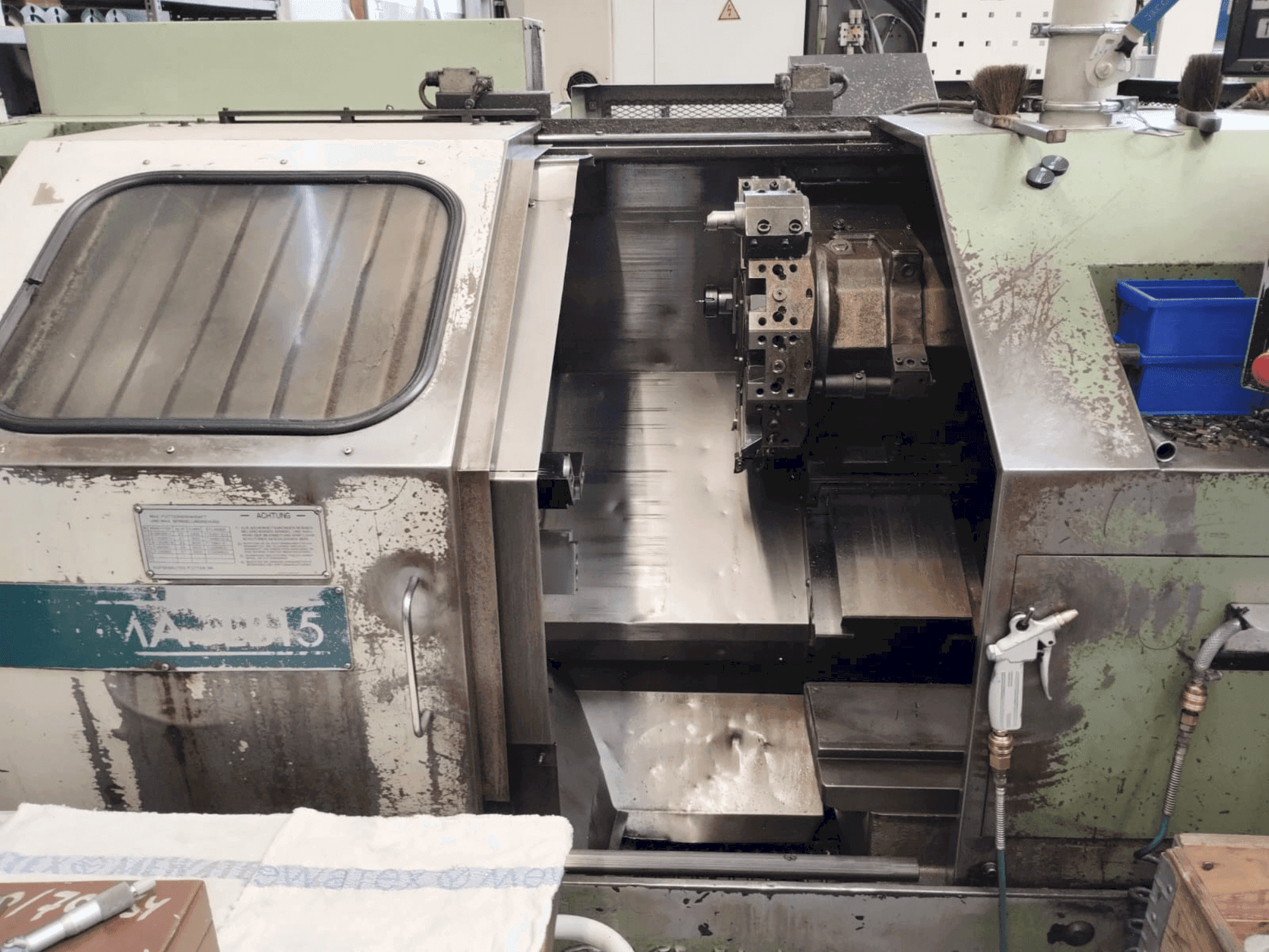 Widok z przodu maszyny Okuma LB15