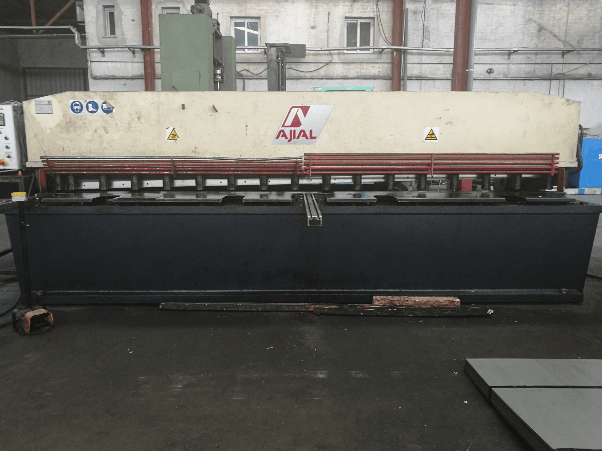 Widok z przodu maszyny Ajial CB-640