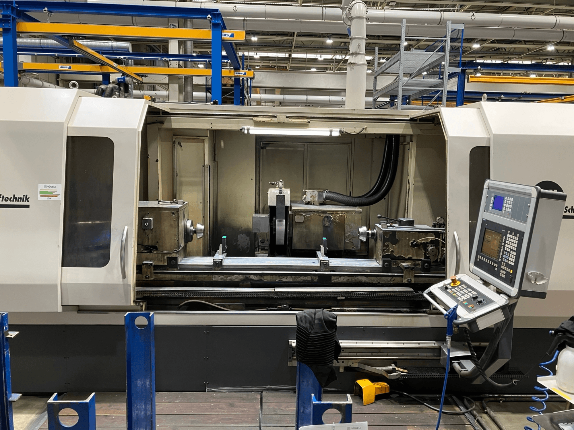 Szlifierka walcowa GEIBEL & HOTZ RS 2000 CM-DS, widok z przodu przedstawiający panel sterowania i obszar szlifowania.