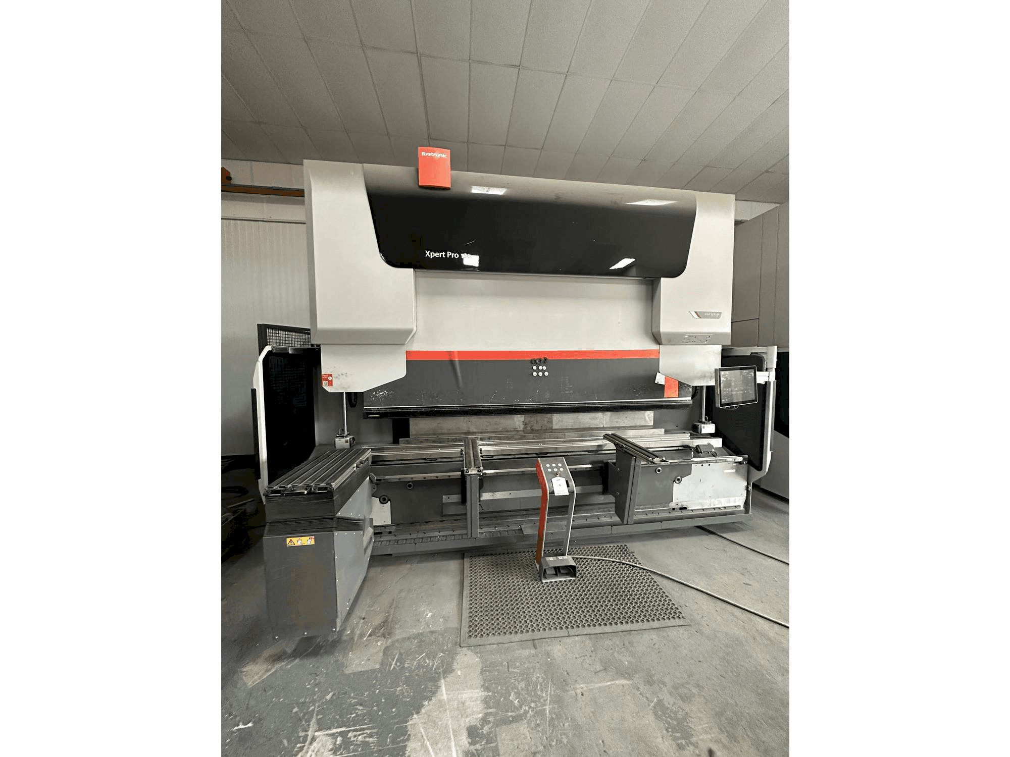 Widok z przodu maszyny Bystronic Xpert 150/3100