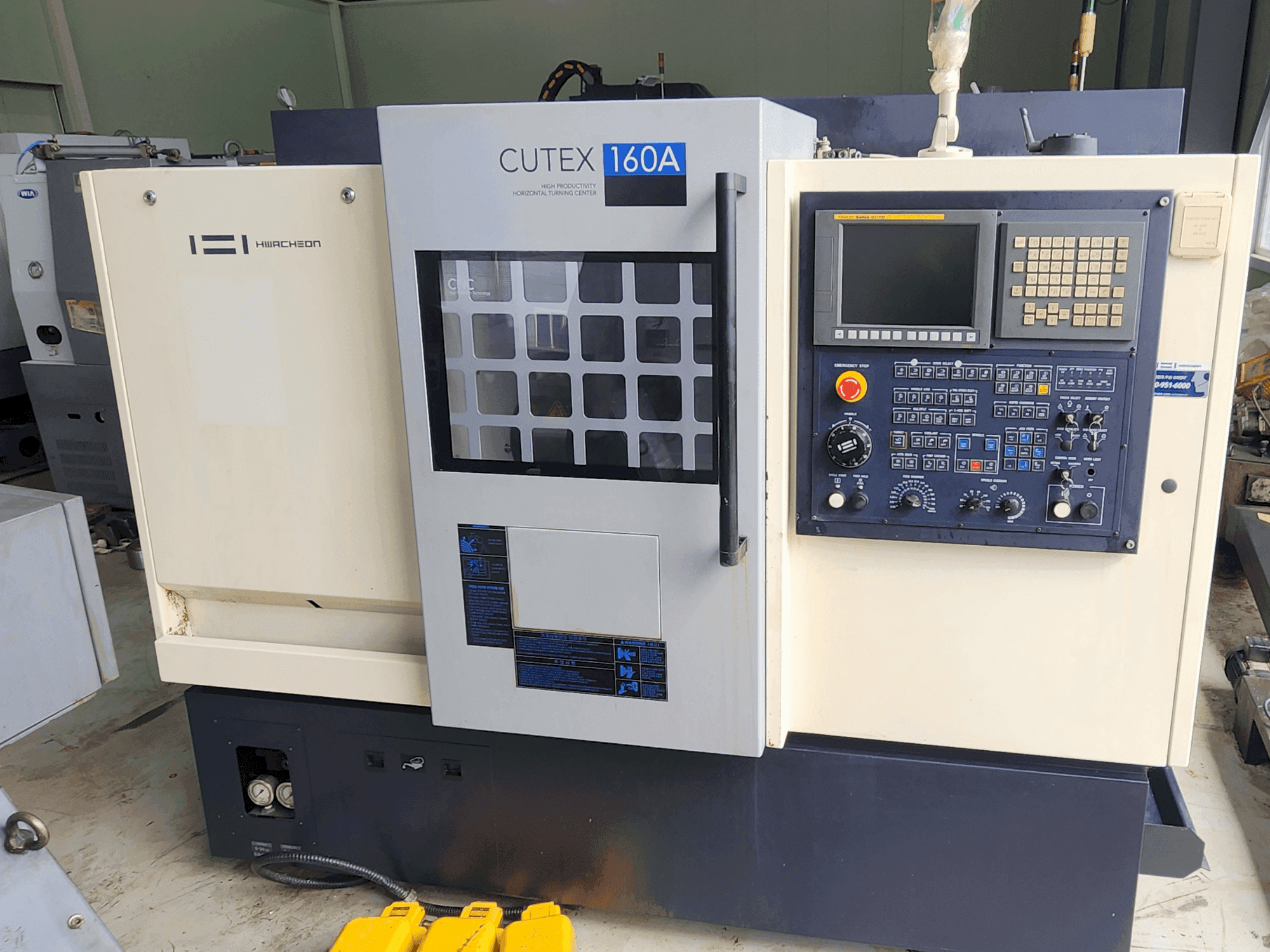 Widok z przodu maszyny HWACHEON CUTEX 160 A