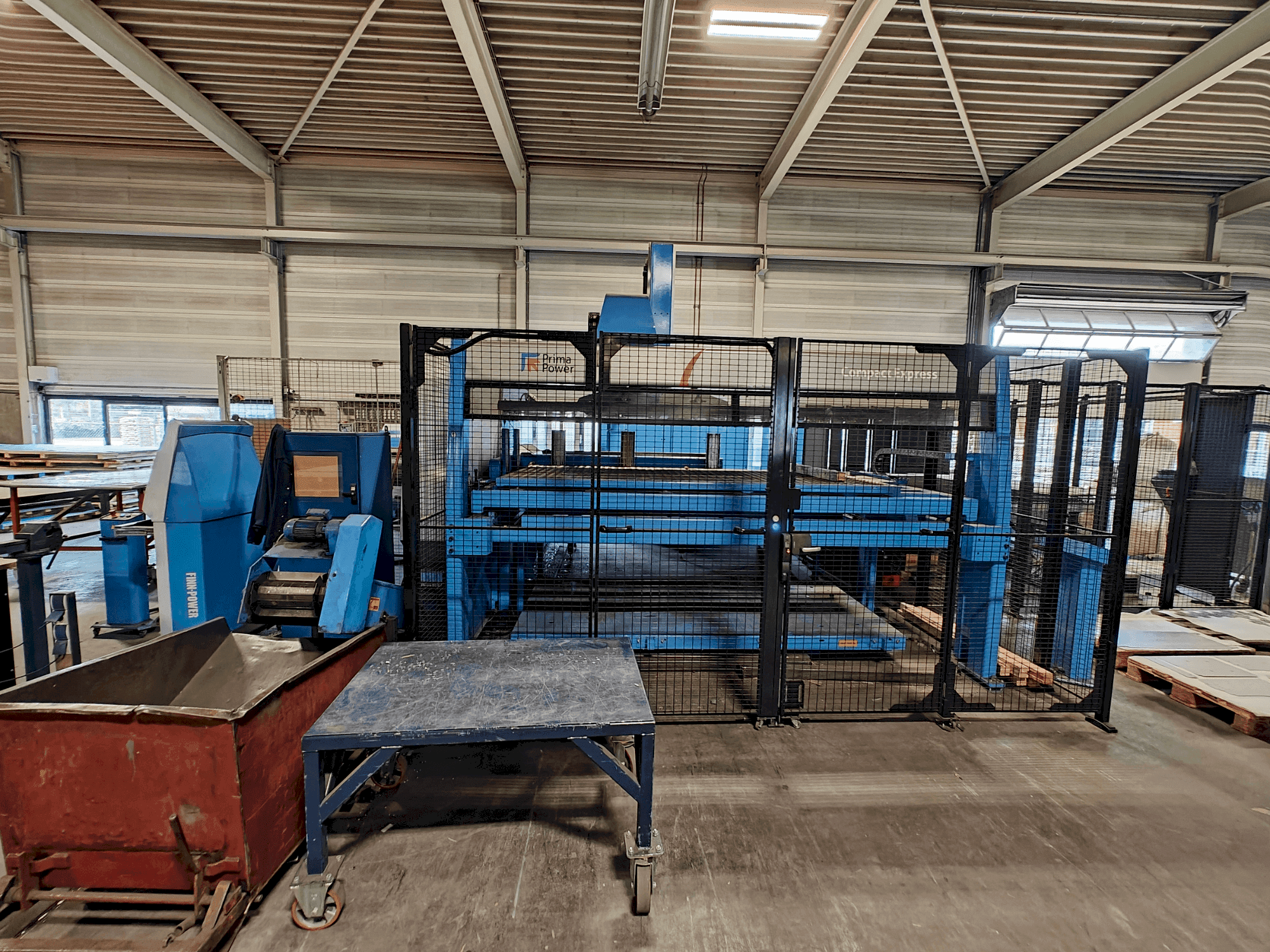 Widok z przodu maszyny Finn-Power C6 + Compact Express