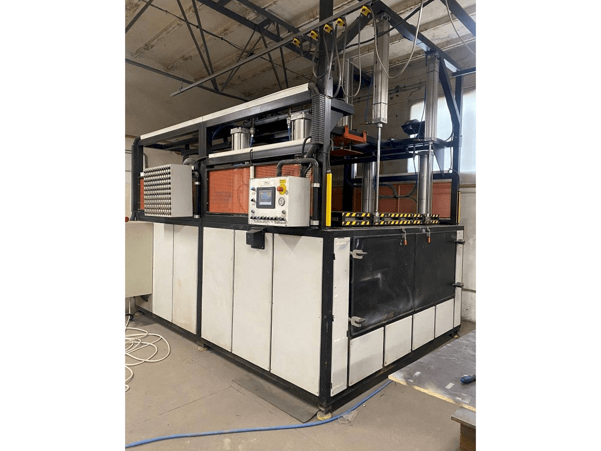 Widok z przodu maszyny Tools Factory Millenium 300