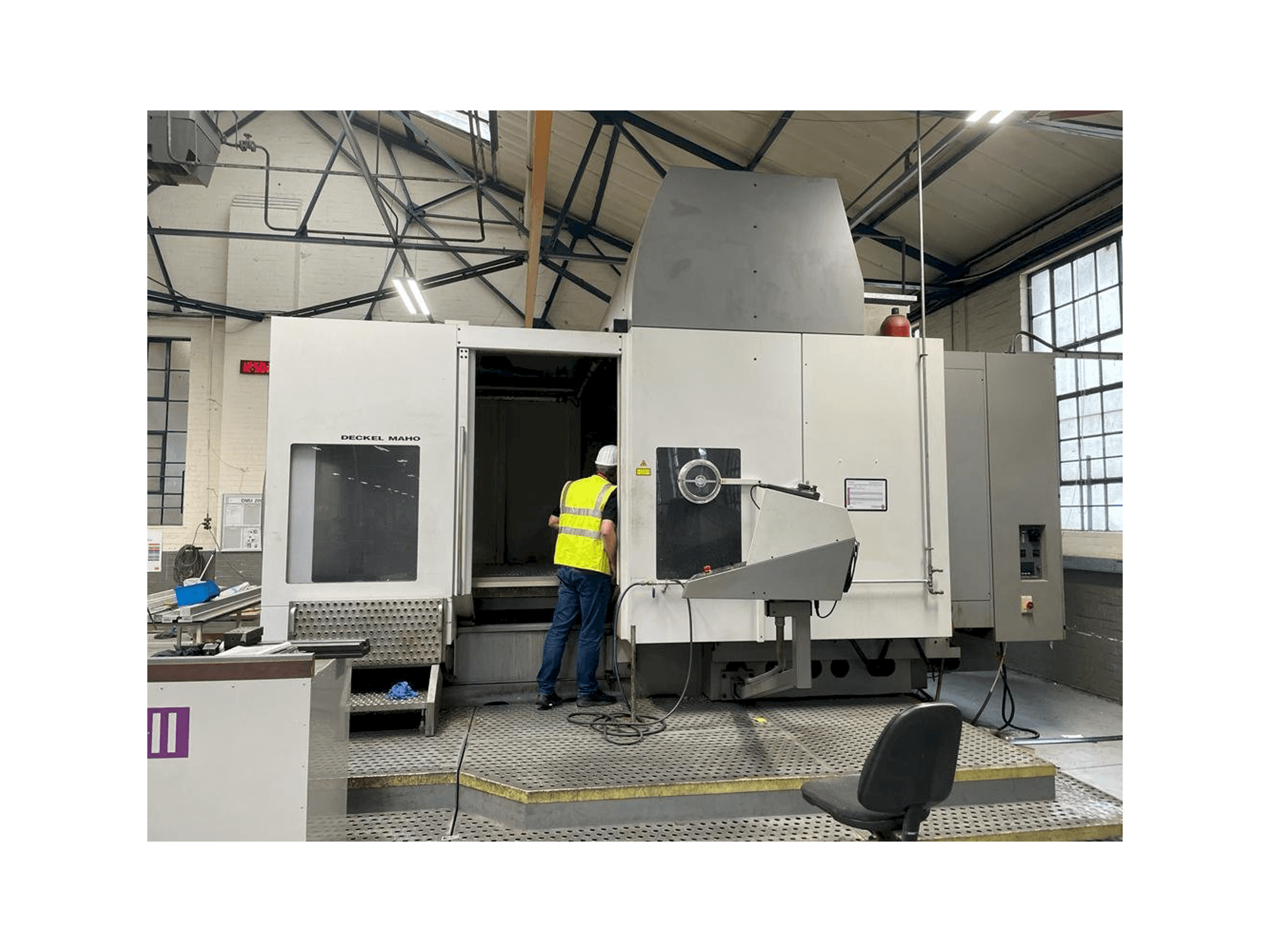 Widok z przodu maszyny DECKEL MAHO DMU 200T