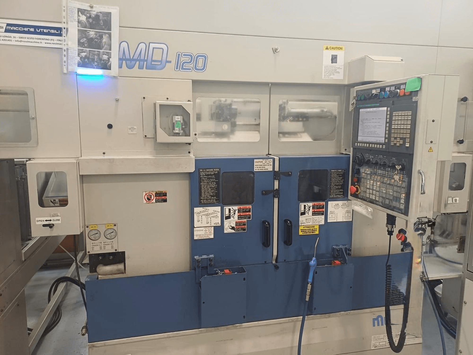 Pozioma tokarka MURATEC MD 120, widok z przodu pokazujący panel sterowania, drzwi i manometry.