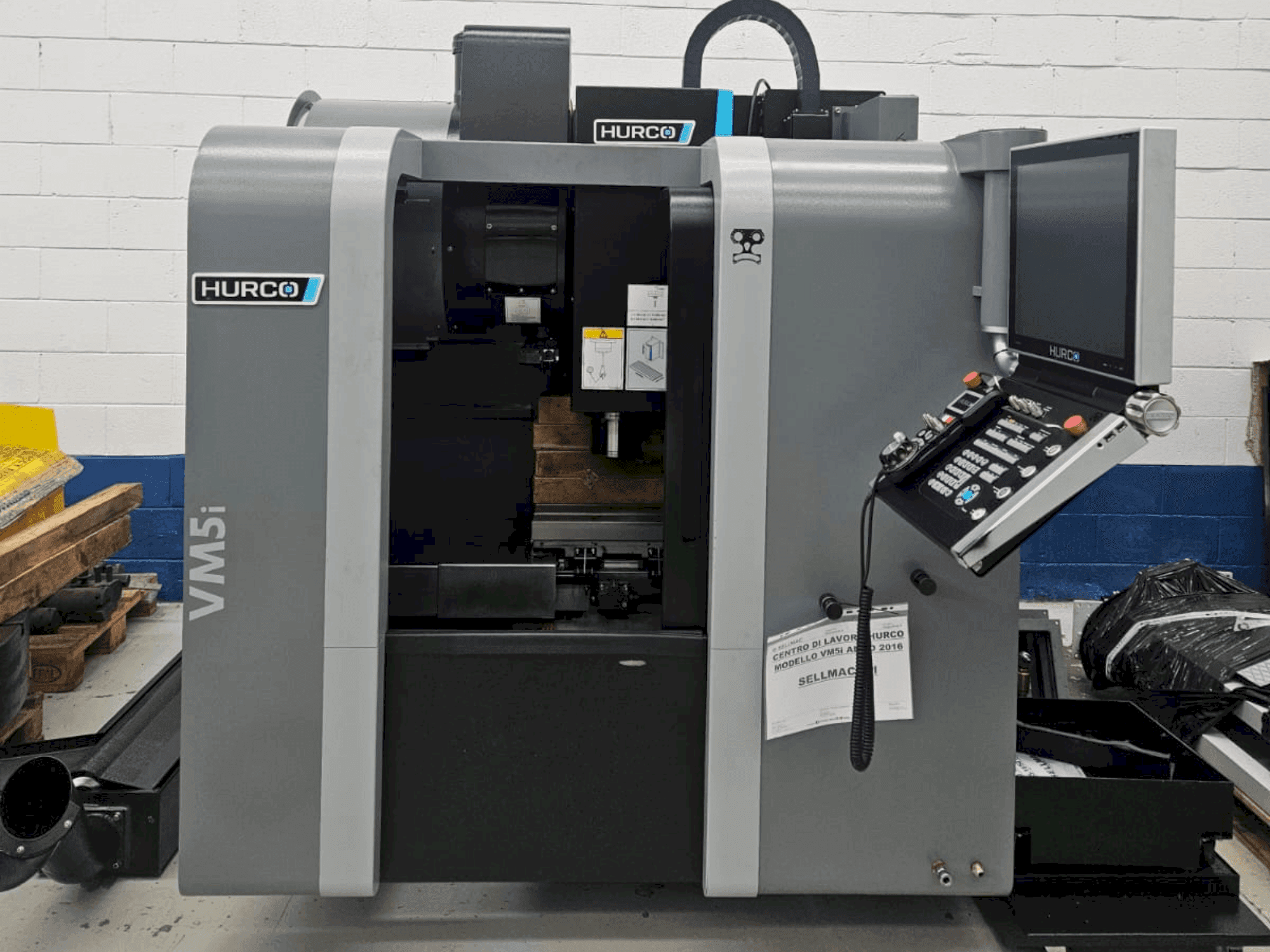 Widok z przodu maszyny Hurco VM5i