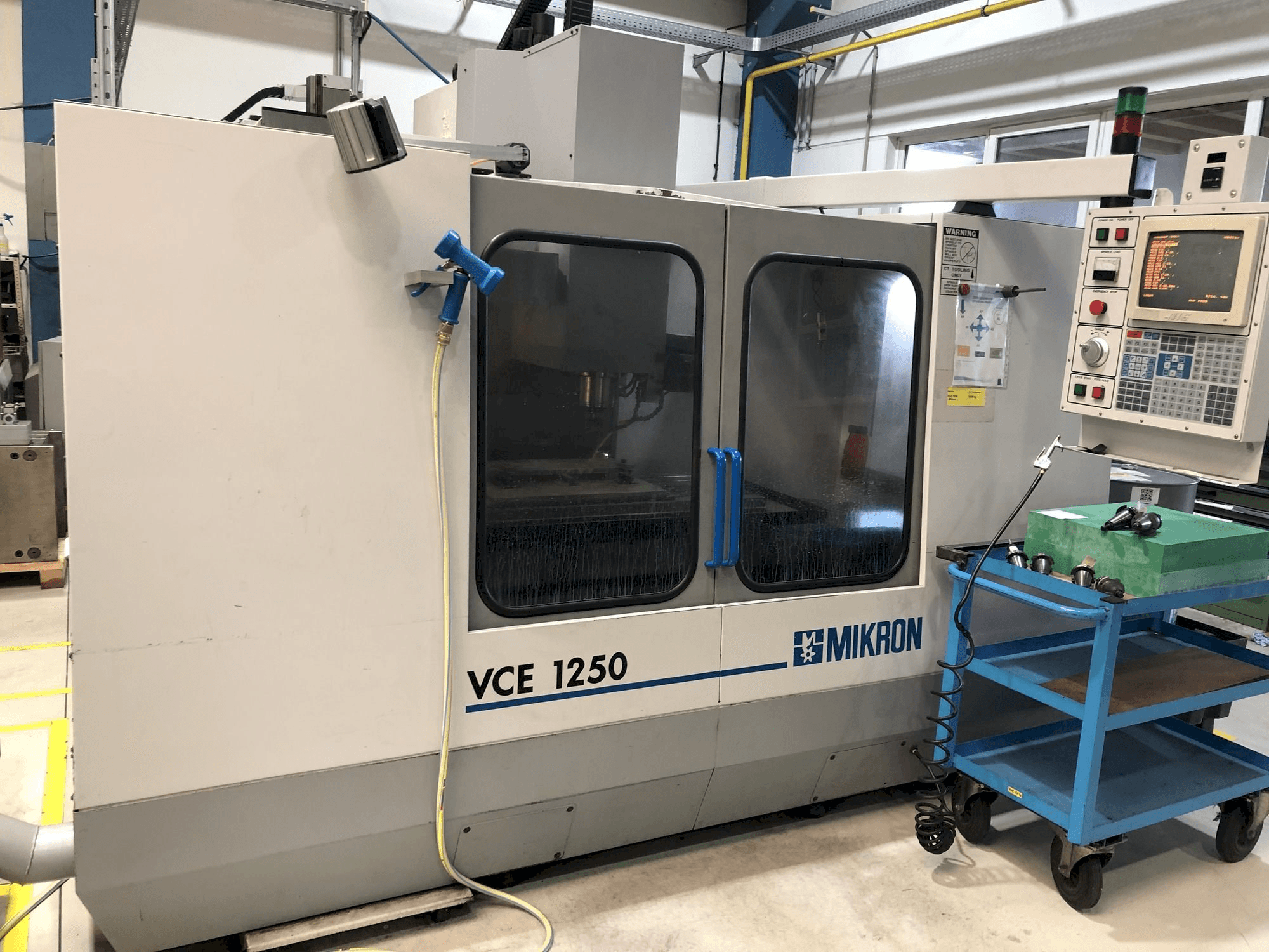 Widok z przodu maszyny MIKRON VCE 1250