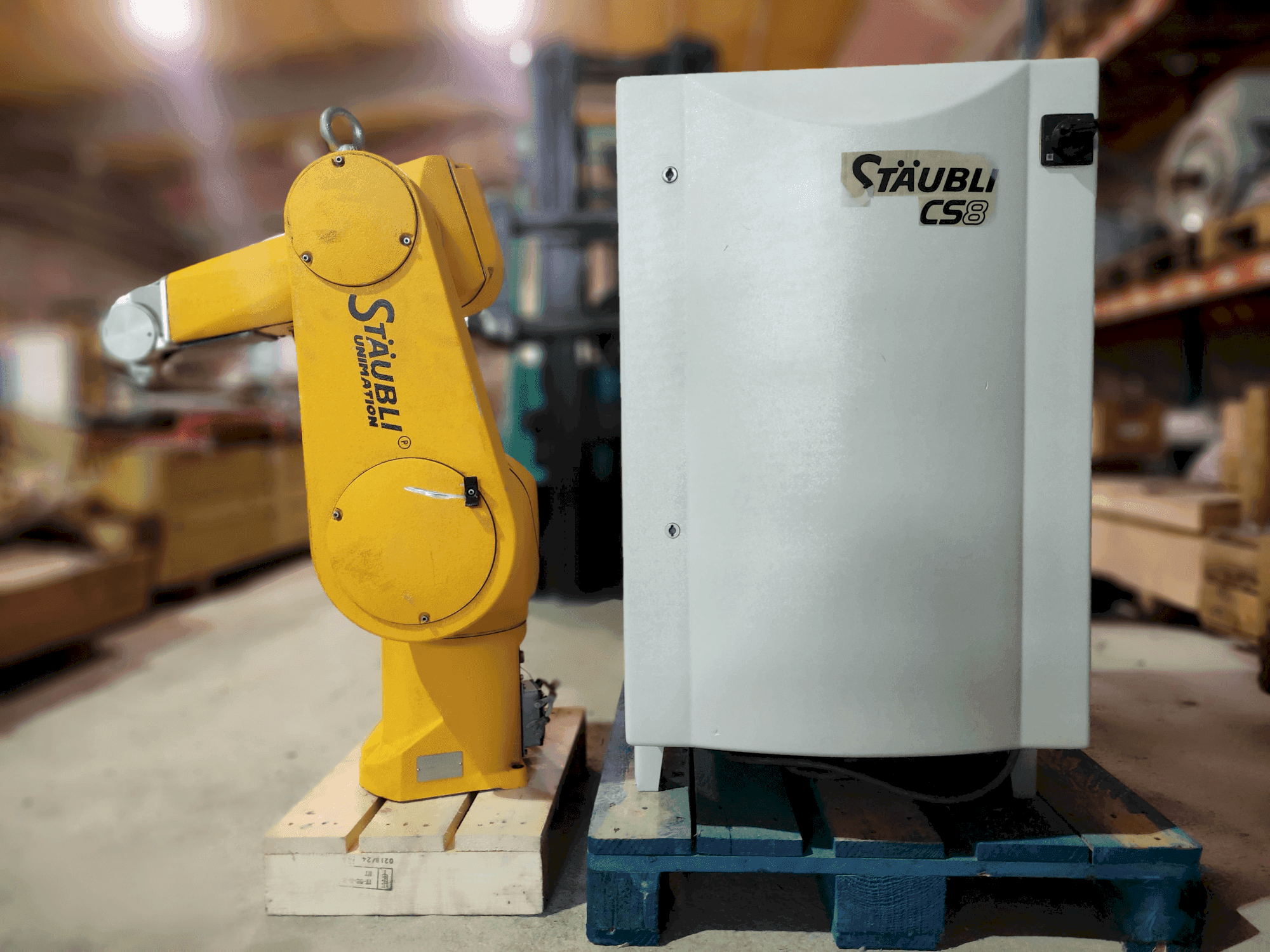 Widok z przodu maszyny STAUBLI RX90B