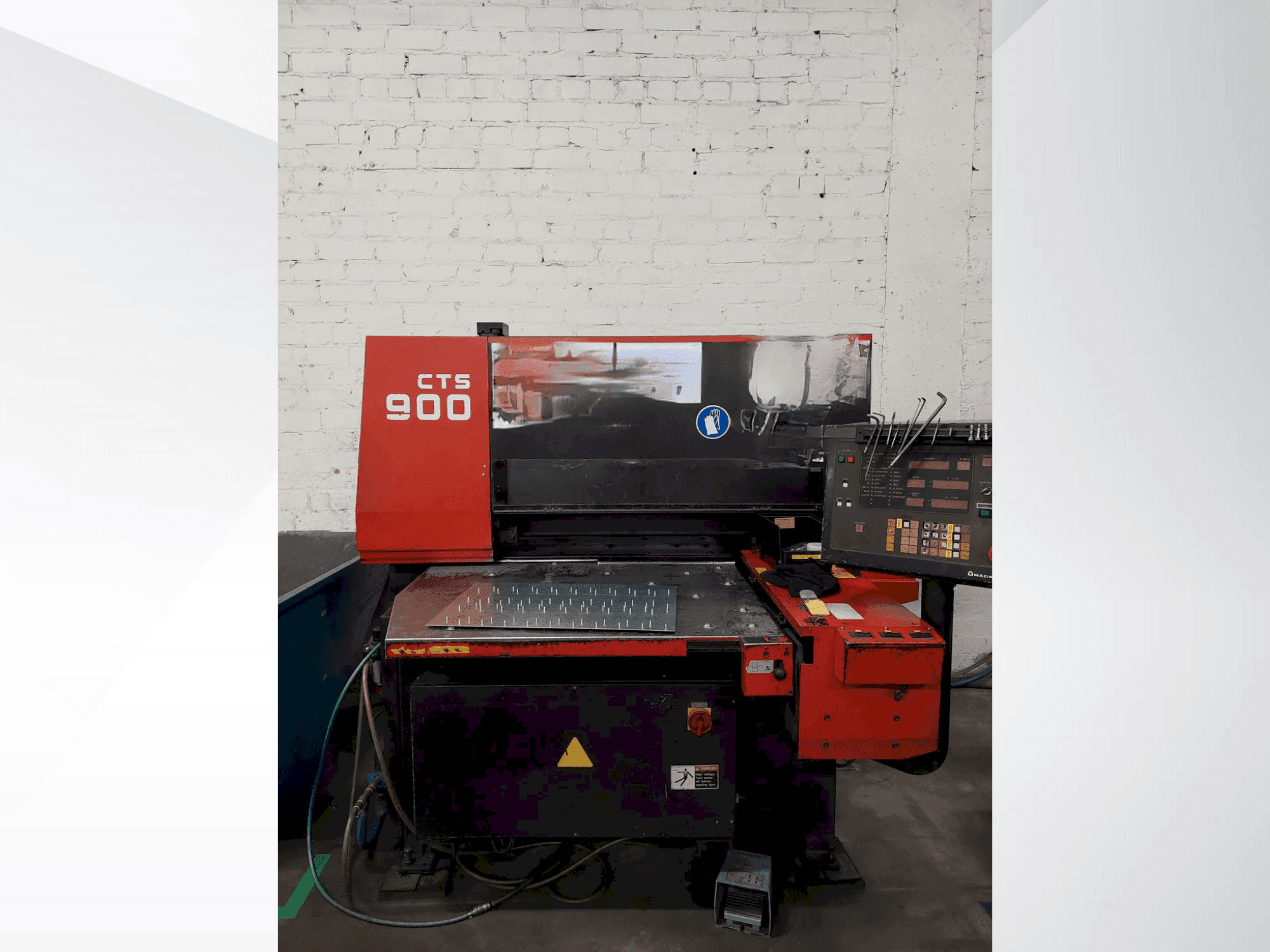 Widok z przodu maszyny AMADA CTS-900