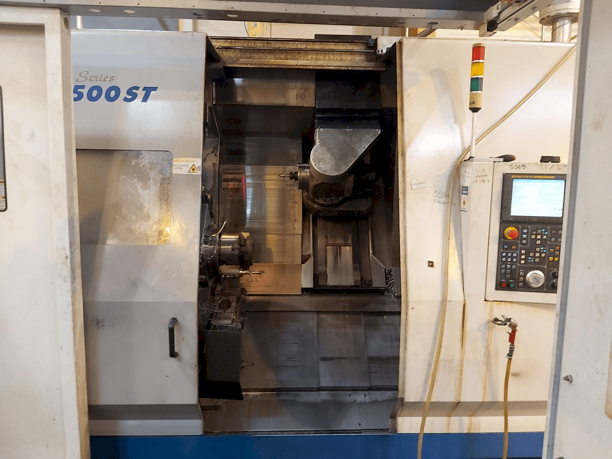 Widok z przodu maszyny Doosan Puma MX 2500 ST