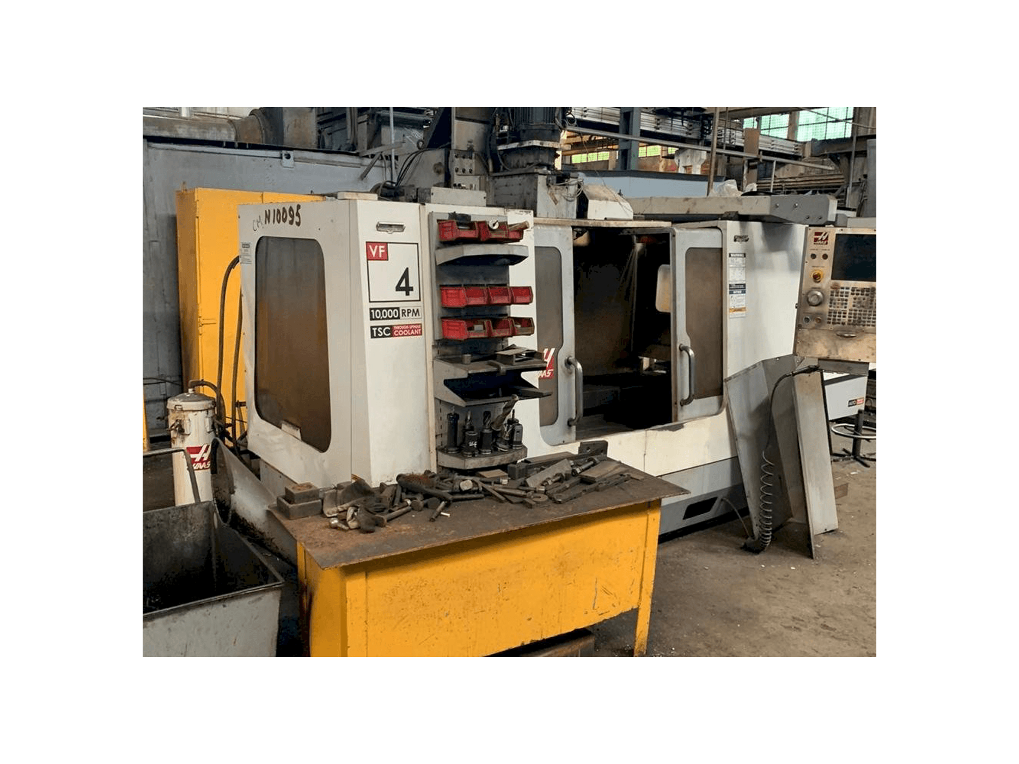 Widok z przodu maszyny HAAS VF-4