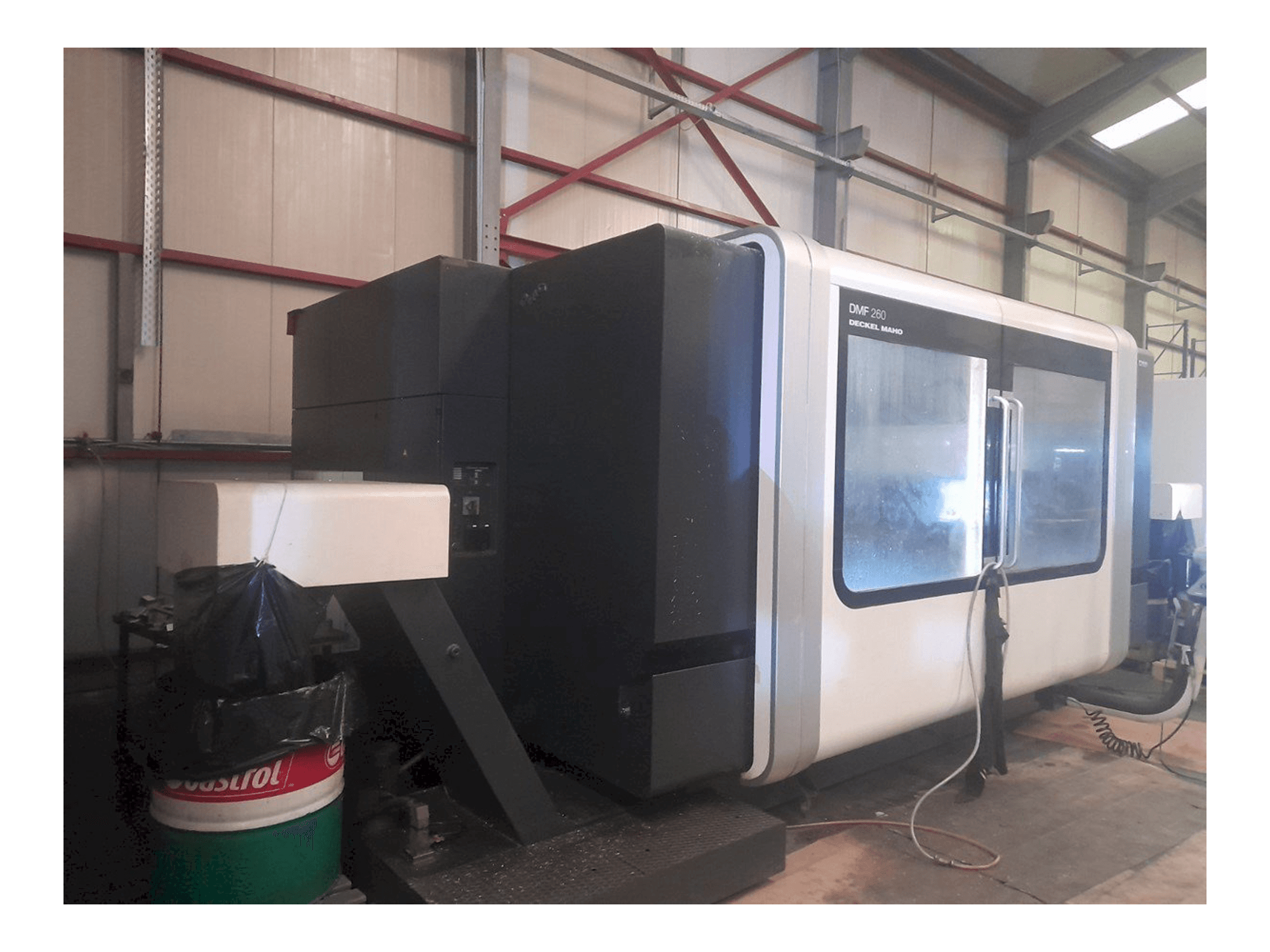 Widok lewej strony maszyny DECKEL MAHO DMF 260