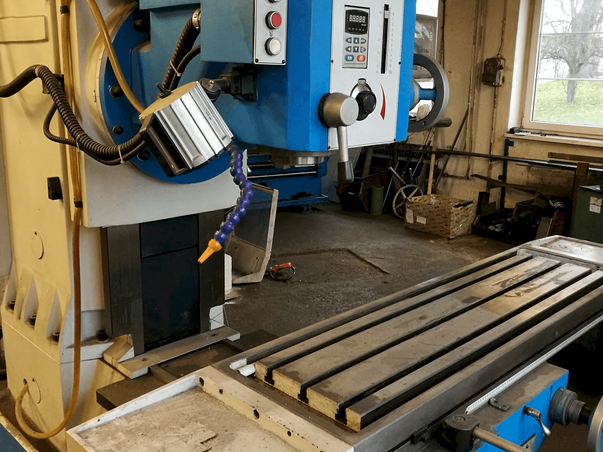 Widok z przodu maszyny KNUTH KB 1400