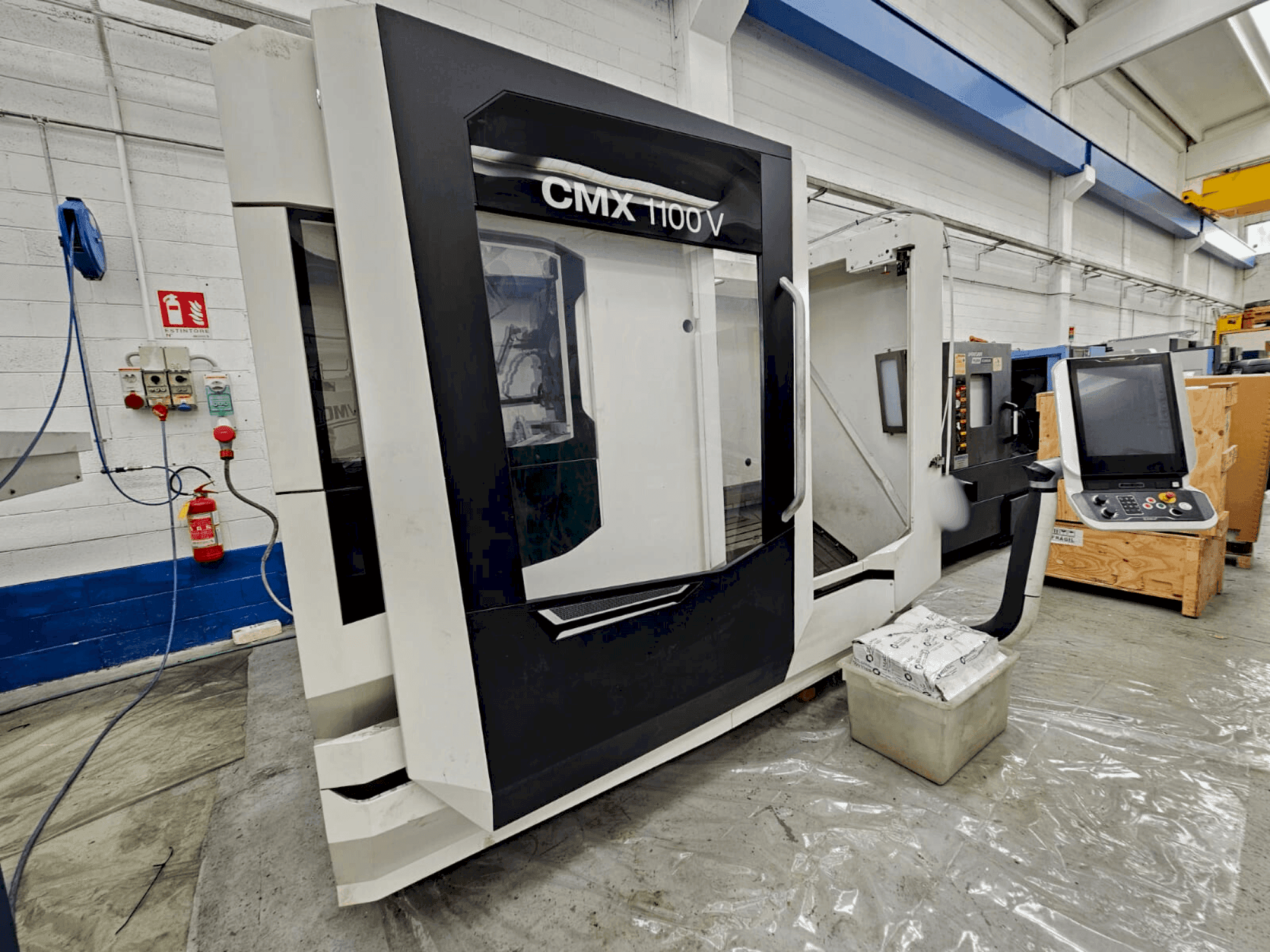 Widok z przodu maszyny DMG MORI CMX 1100V