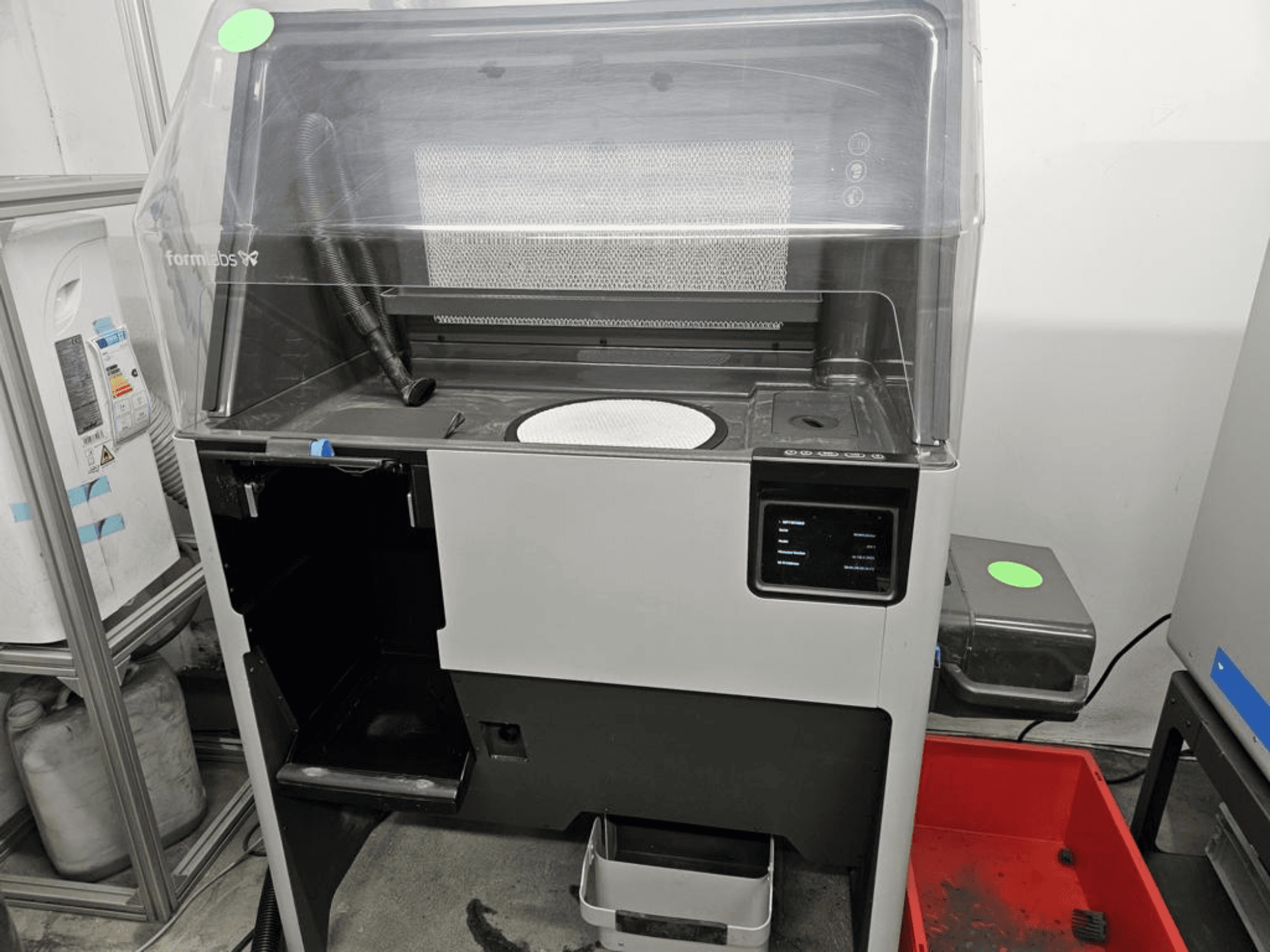 Drukarka 3D do tworzyw sztucznych FORMLABS Fuse 1 + 30 W, widok z przodu przedstawiający elementy sterujące na ekranie dotykowym oraz wyjmowaną tacę.