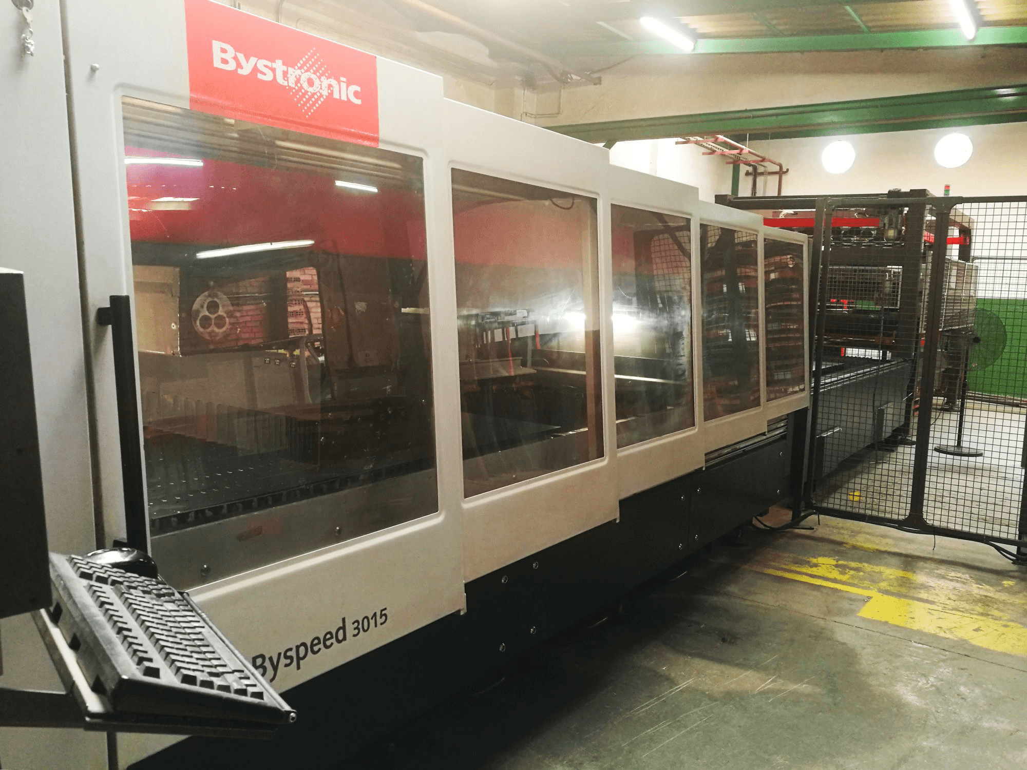Widok z boku maszyny Bystronic Byspeed 3015