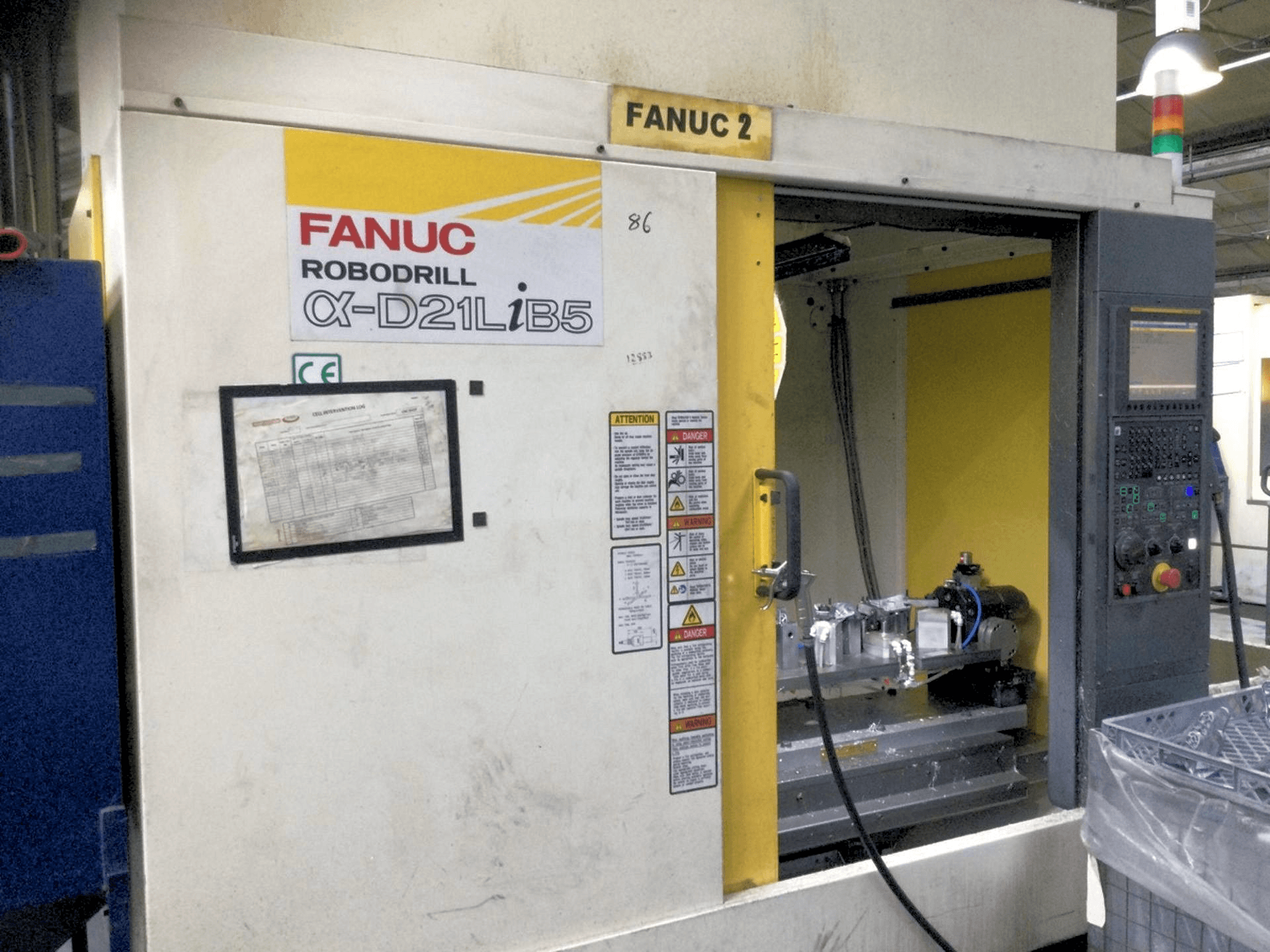 Widok z przodu maszyny FANUC Robodrill Alpha D21LiB5
