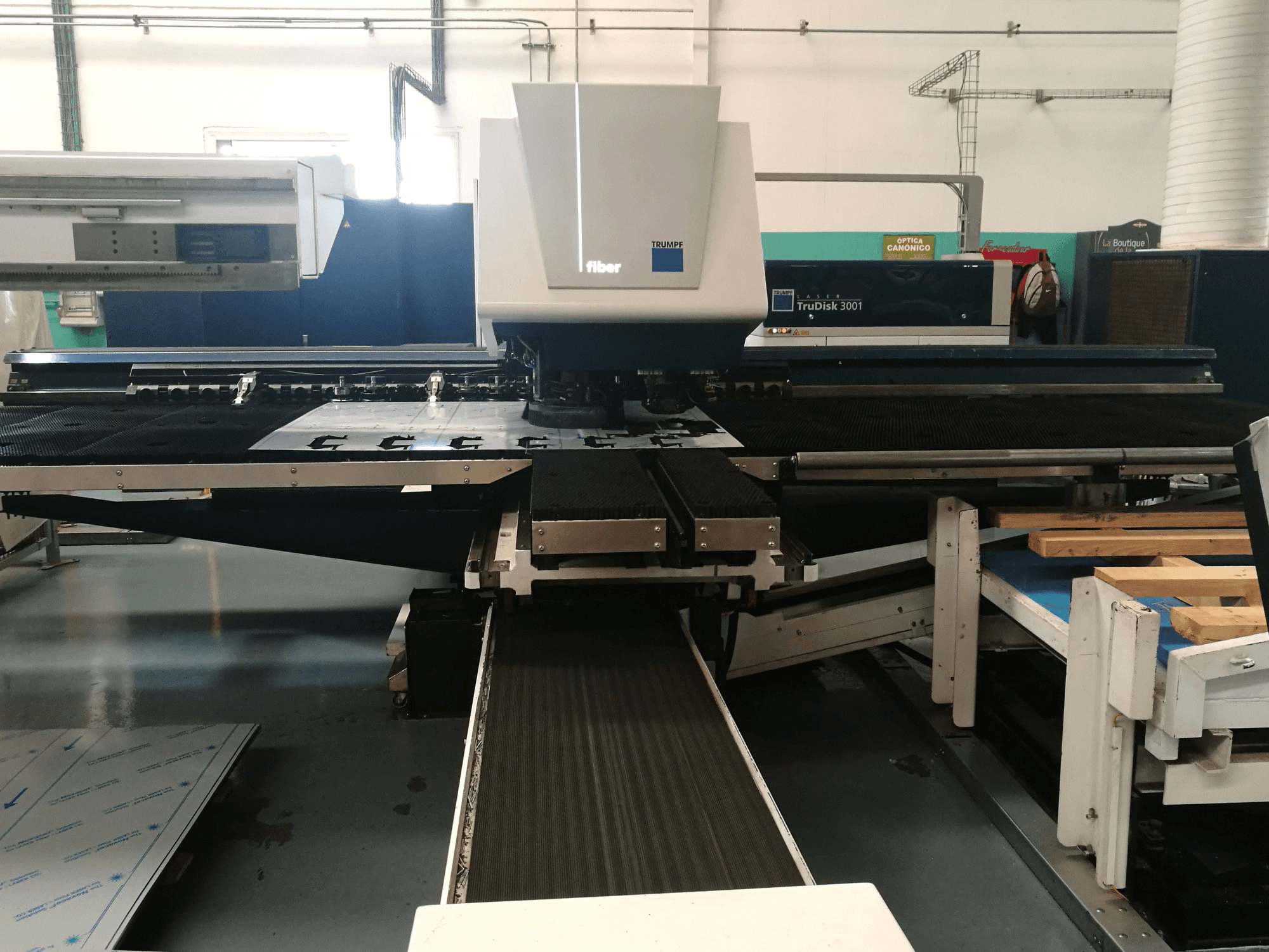 Widok z przodu maszyny Trumpf TruMatic 3000 fiber (K04)