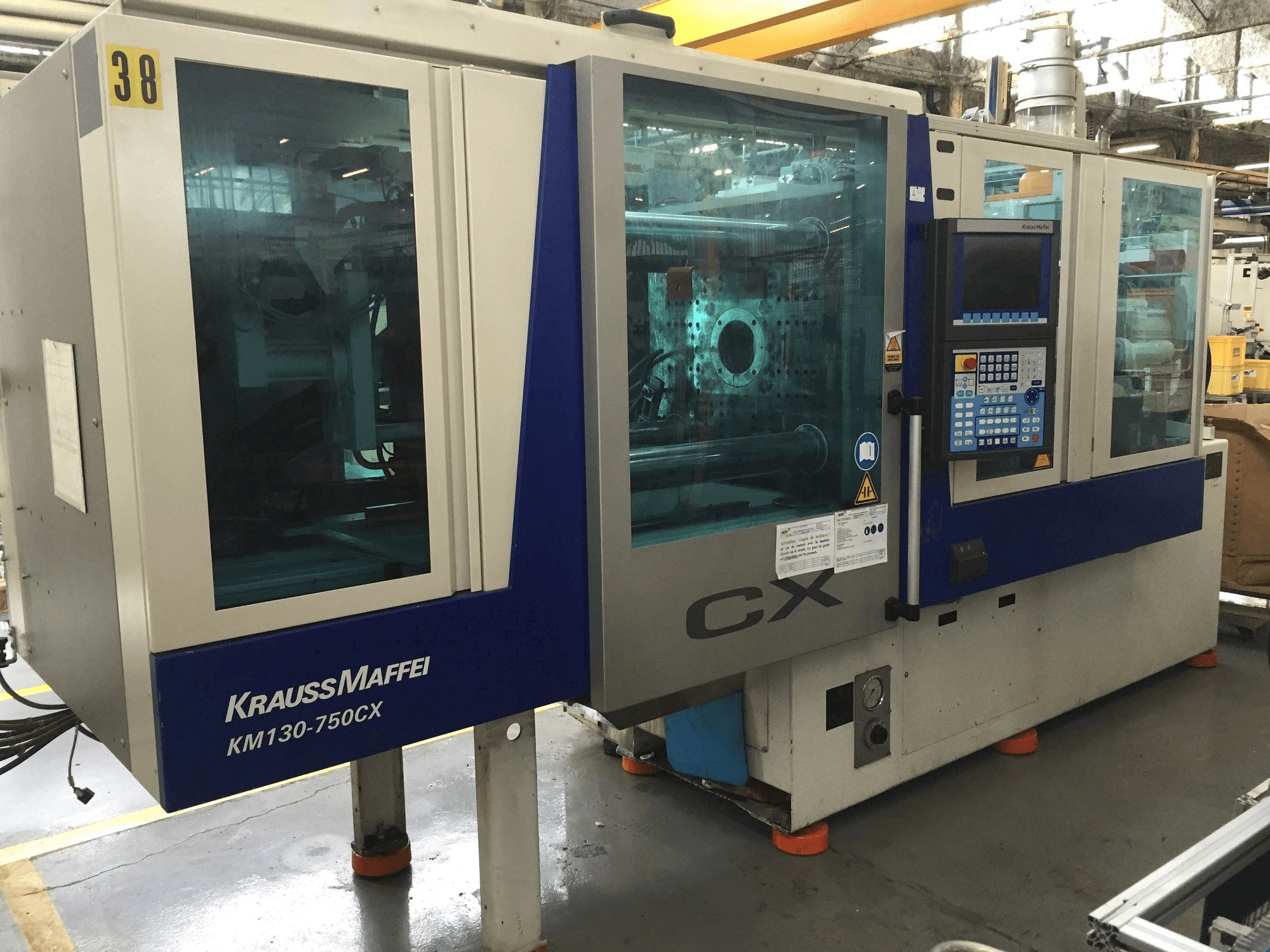 Widok z przodu maszyny Krauss Maffei 130-750 CX