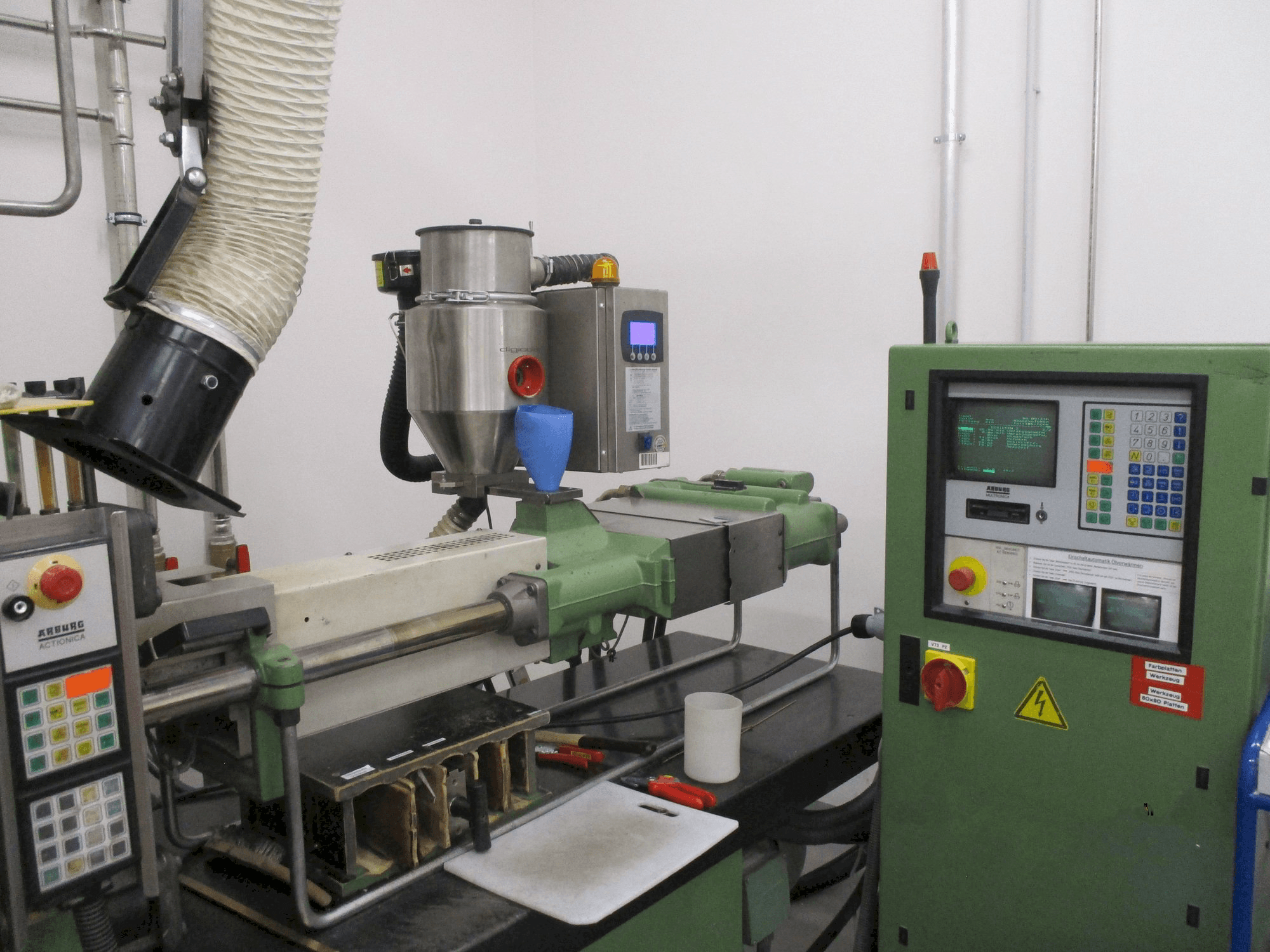 Widok z przodu maszyny Arburg Allrounder 320 M 750 - 90/90 2K