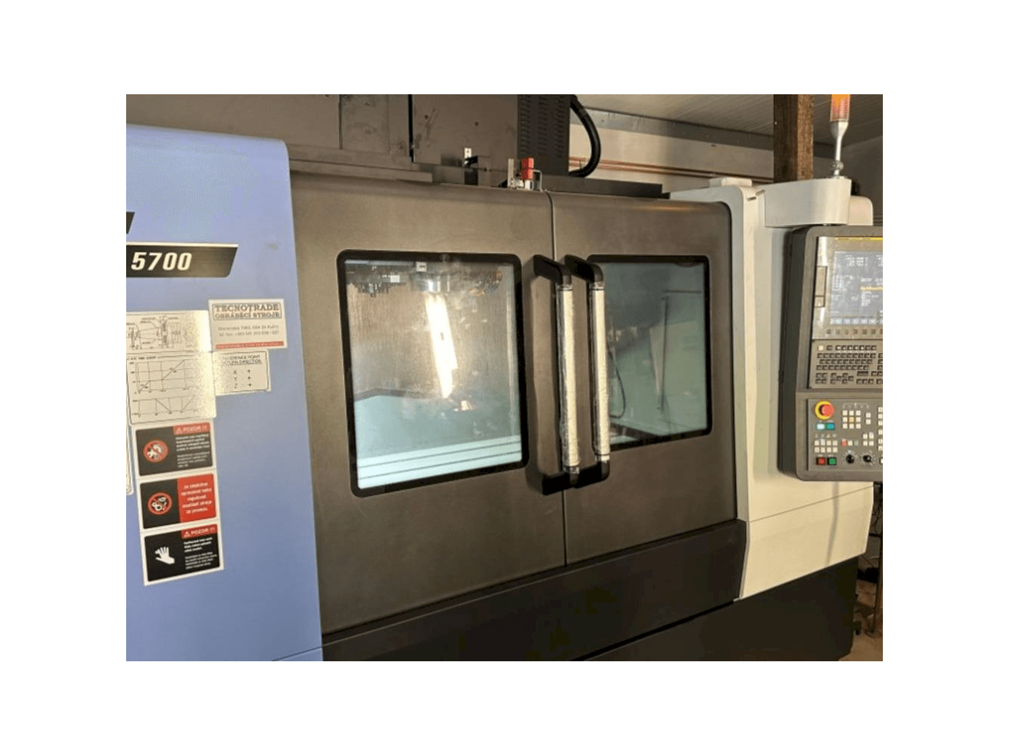 Widok z przodu maszyny DOOSAN DNM 5700
