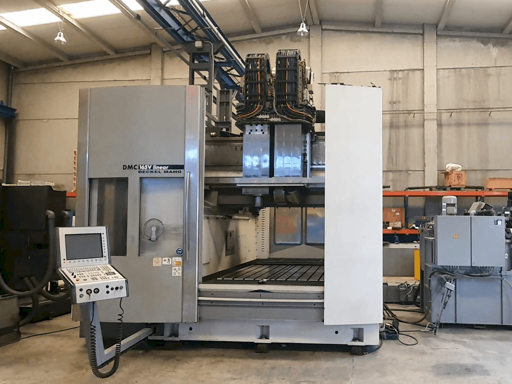 Widok z przodu maszyny DECKEL MAHO DMC 165V Linear