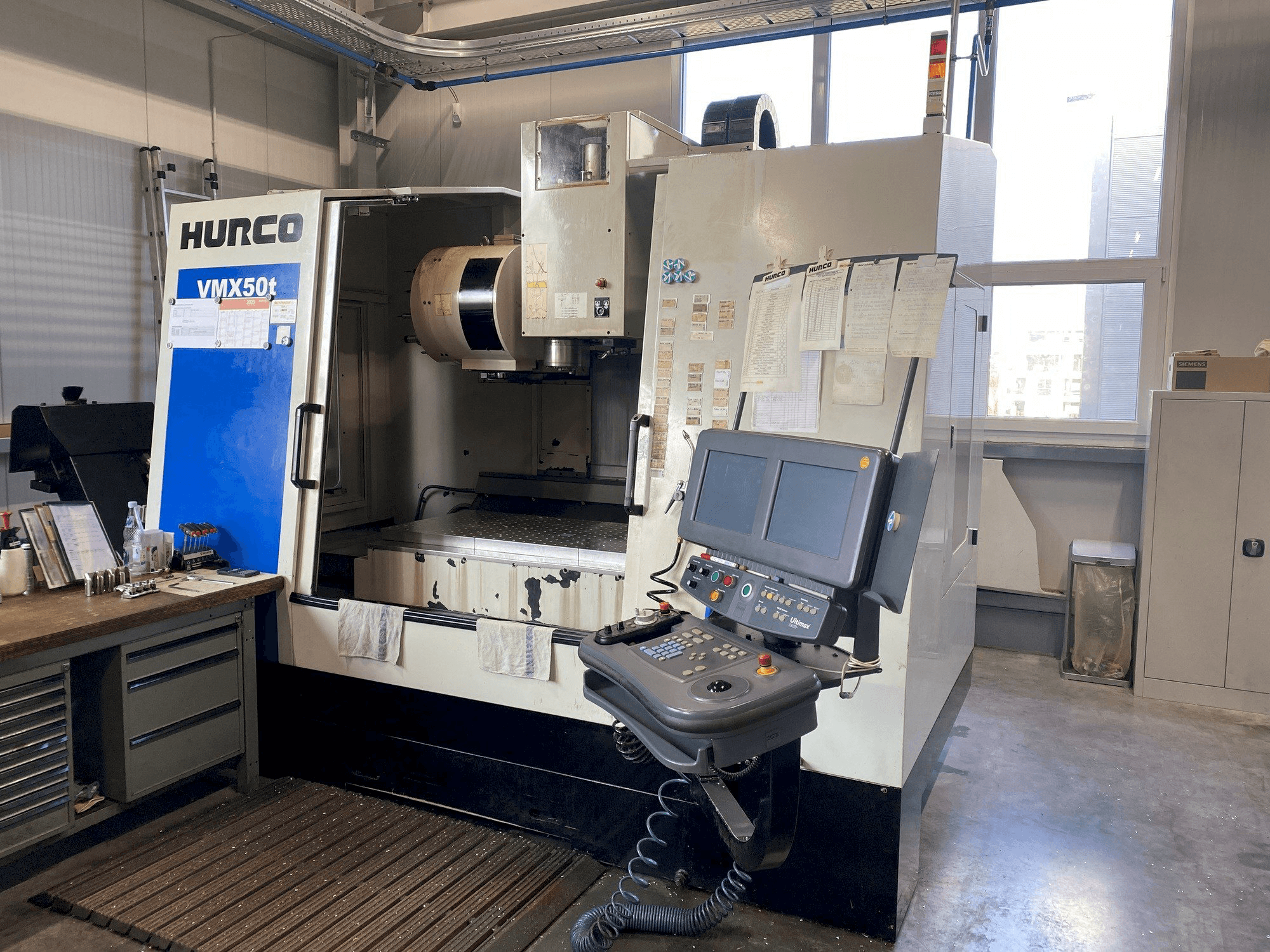 Widok z przodu maszyny Hurco VMX 50/40T