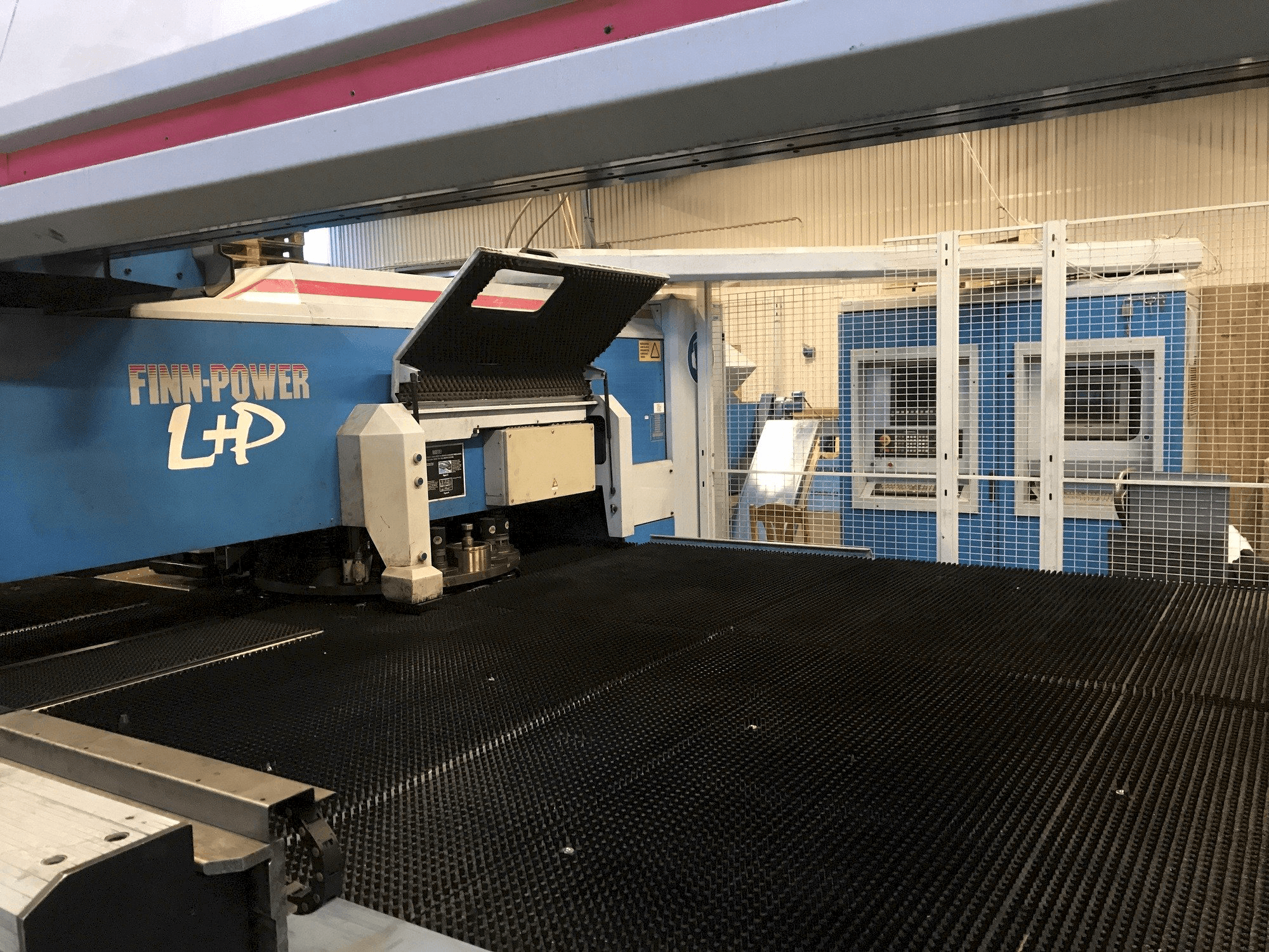 Widok z przodu maszyny Finn-Power LP6