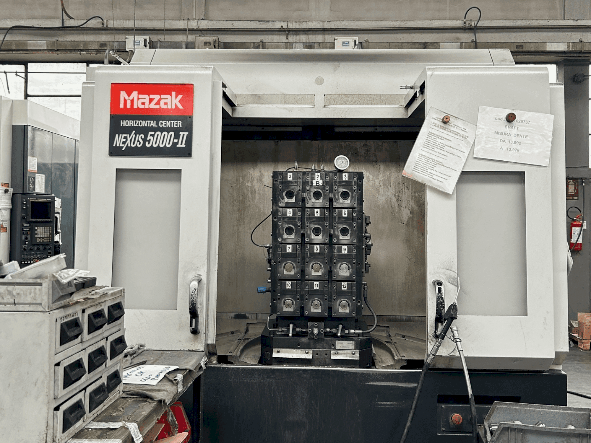 Widok z przodu maszyny Mazak NEXUS 5000 II