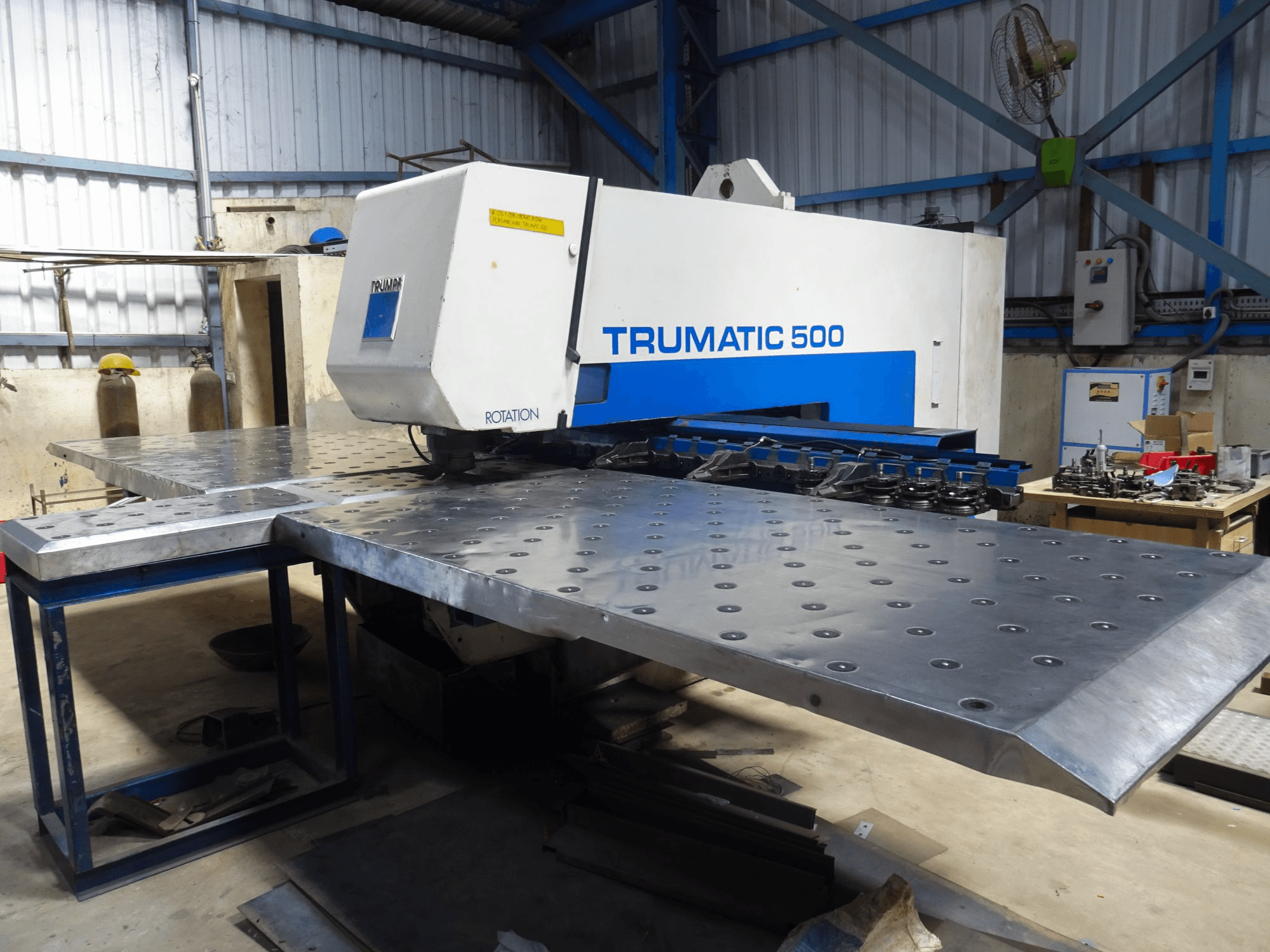 Widok z prawej maszyny Trumpf Trumatic 500