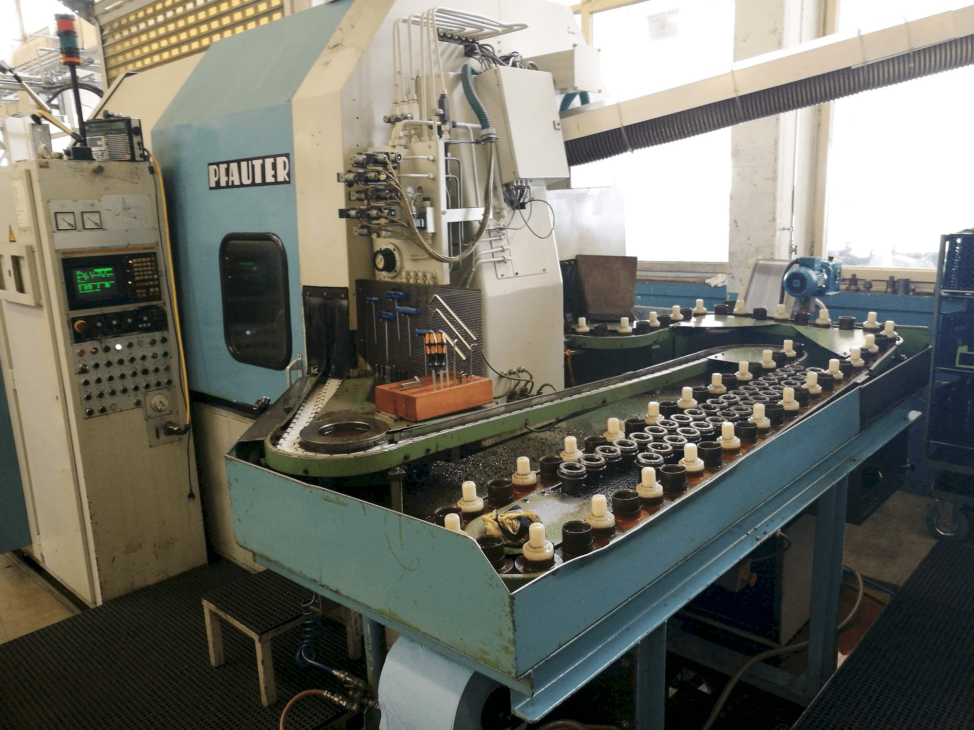 Widok z przodu maszyny Pfauter PA 320 NC