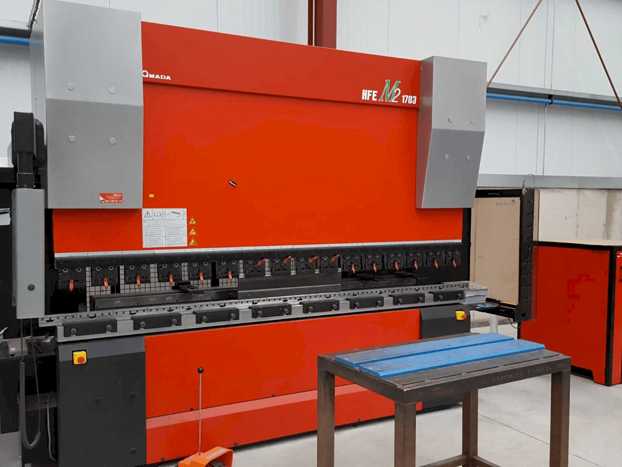 Widok z przodu maszyny AMADA HFE M2-EVO 1703