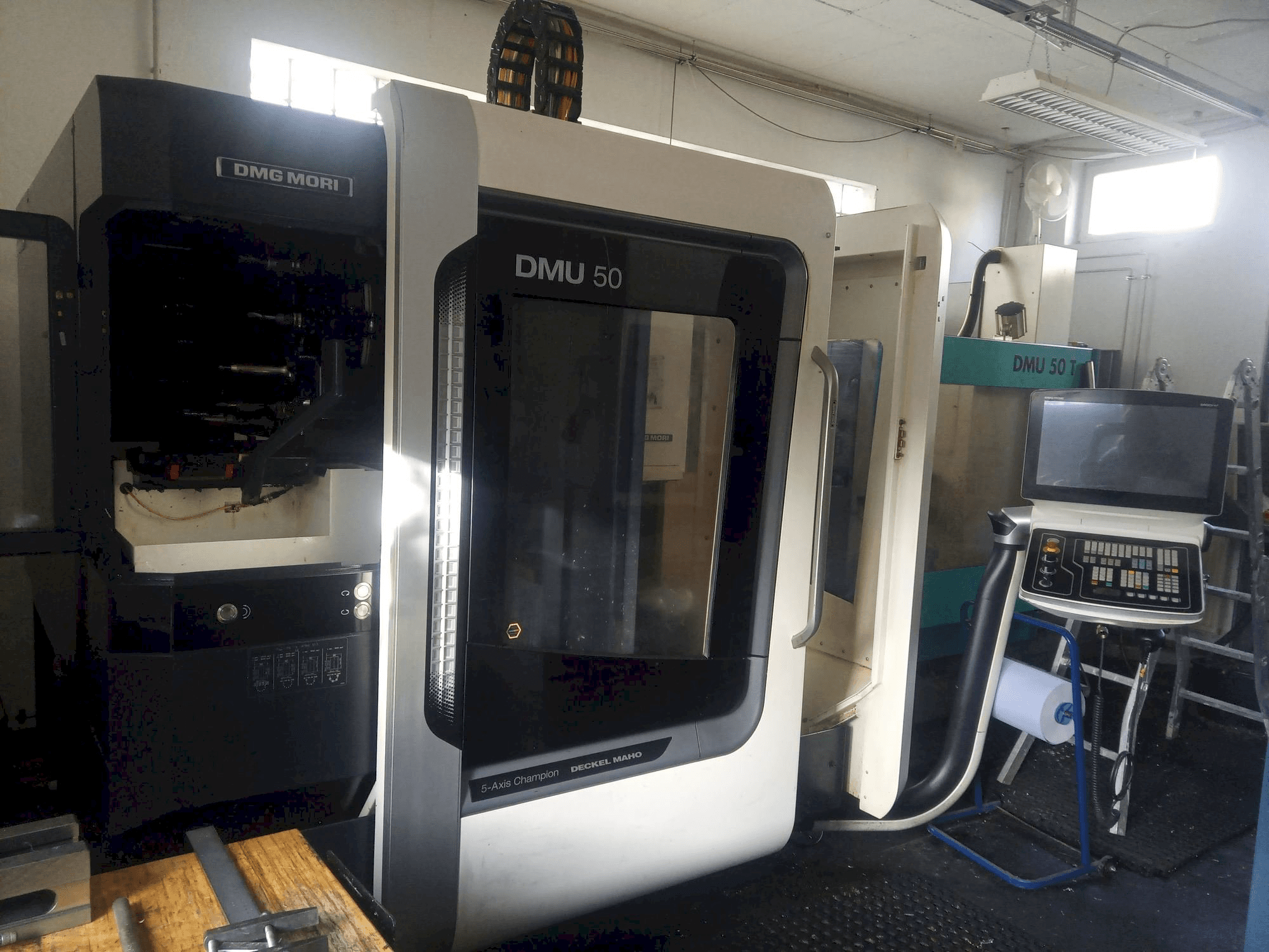 Widok z przodu maszyny DMG MORI DMU 50