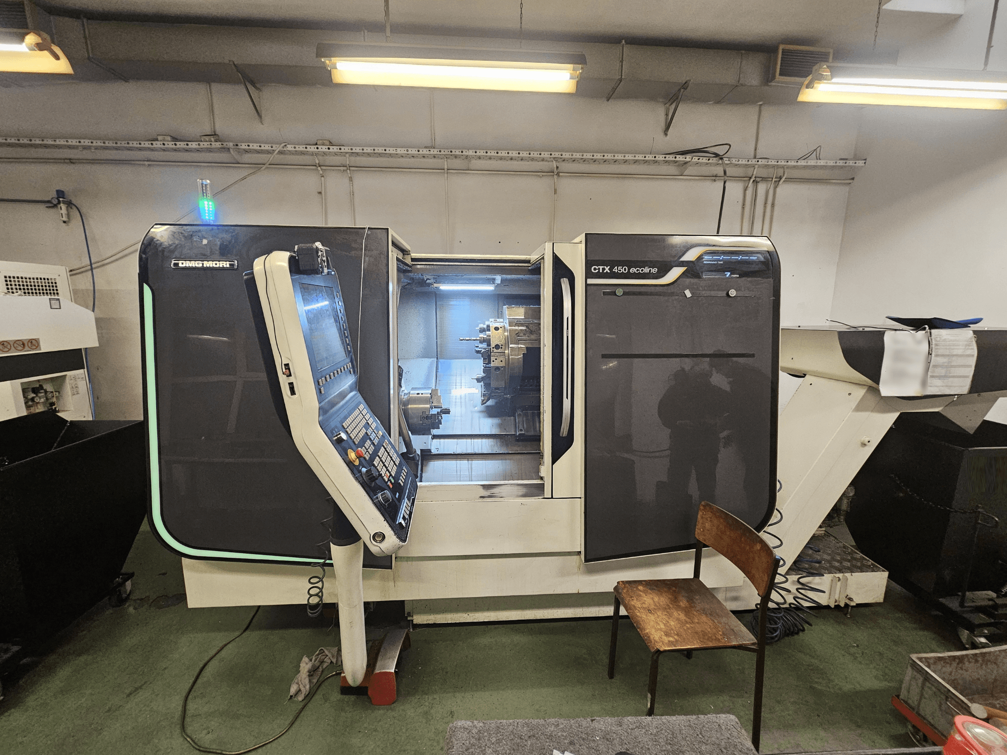 DMG MORI CTX 450 ecoline | Maszyna CNC widok z przodu z panelem operacyjnym, widocznym wrzecionem i uchwytem narzędziowym wewnątrz komory.