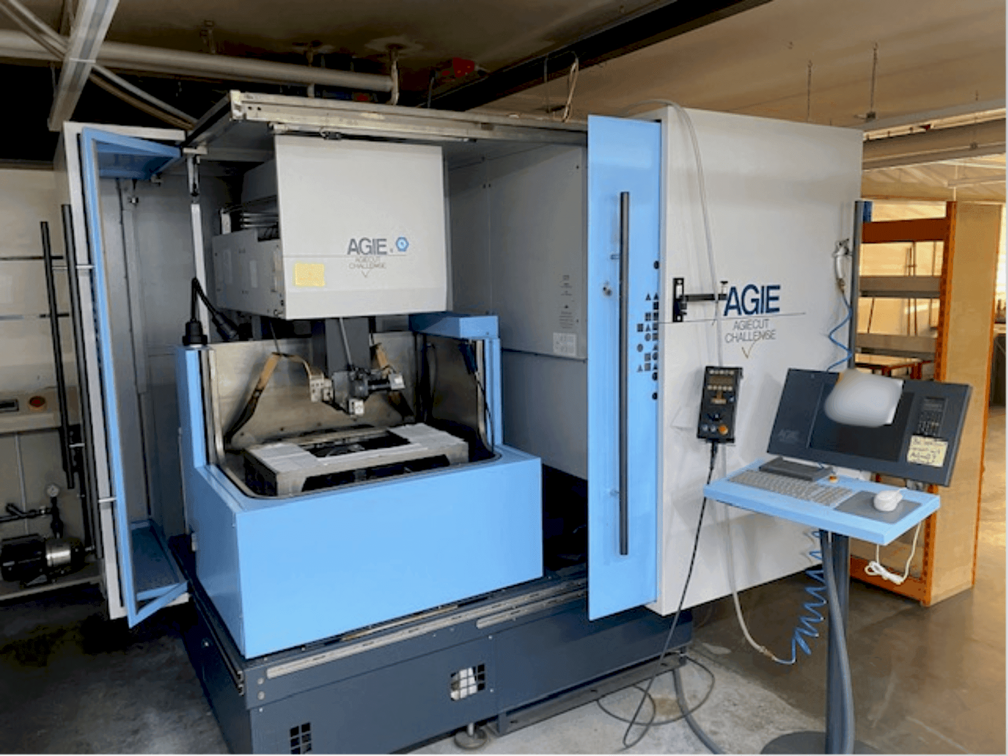 Widok z przodu maszyny AGIE Agiecut Challenge V2