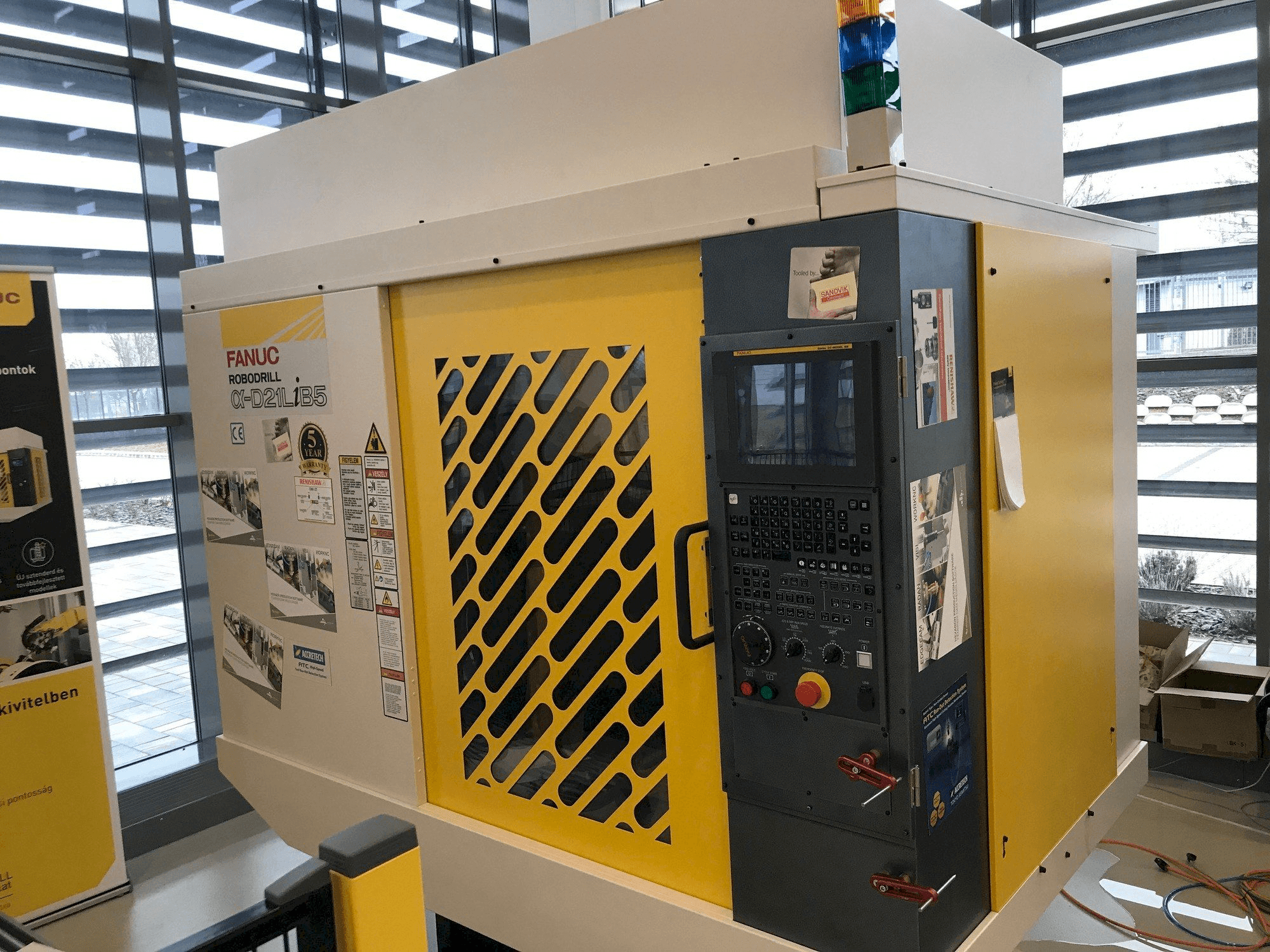 Widok z przodu maszyny FANUC Robodrill Alpha D21LIB5