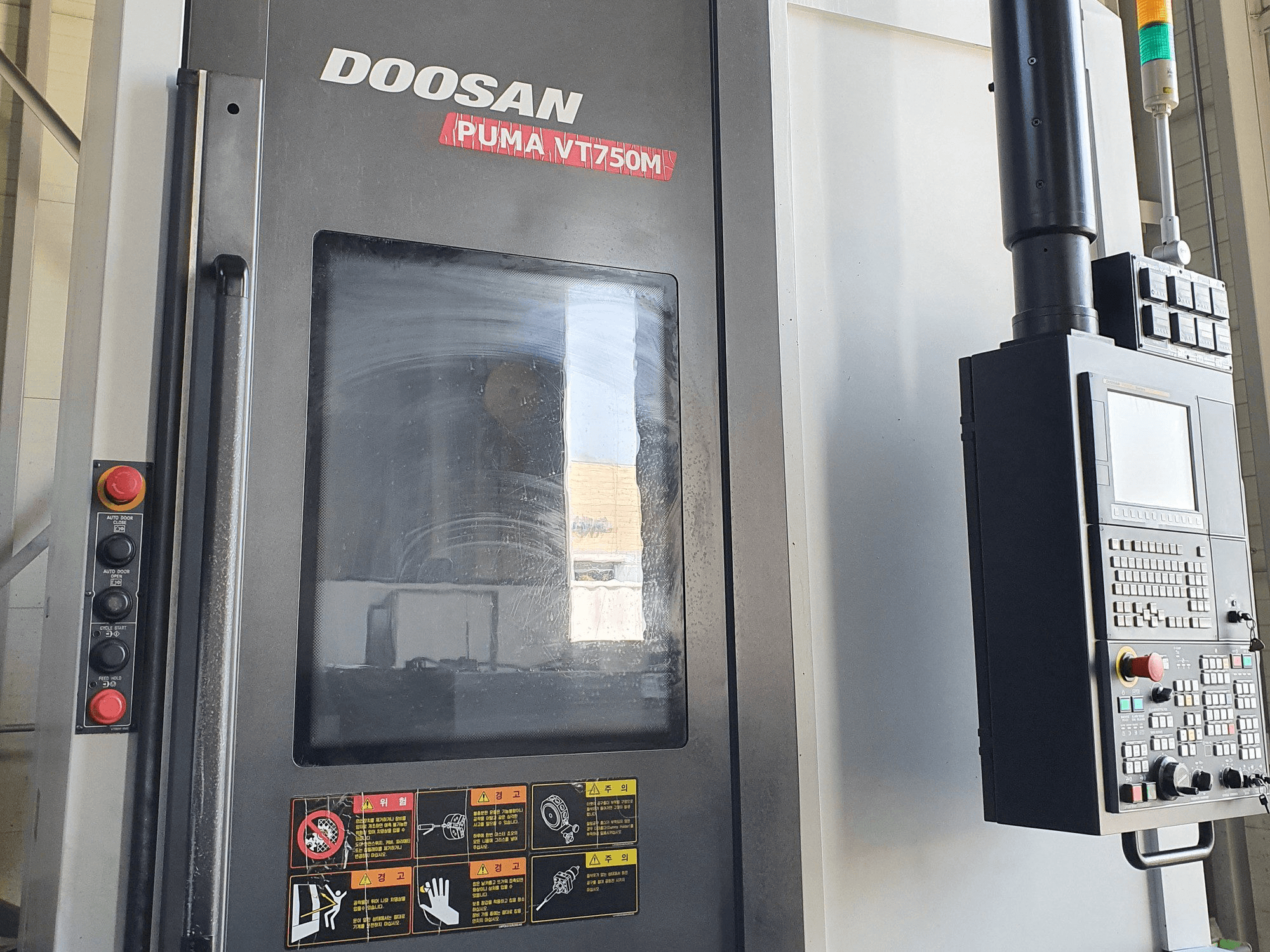 Widok z przodu maszyny Doosan VT750M