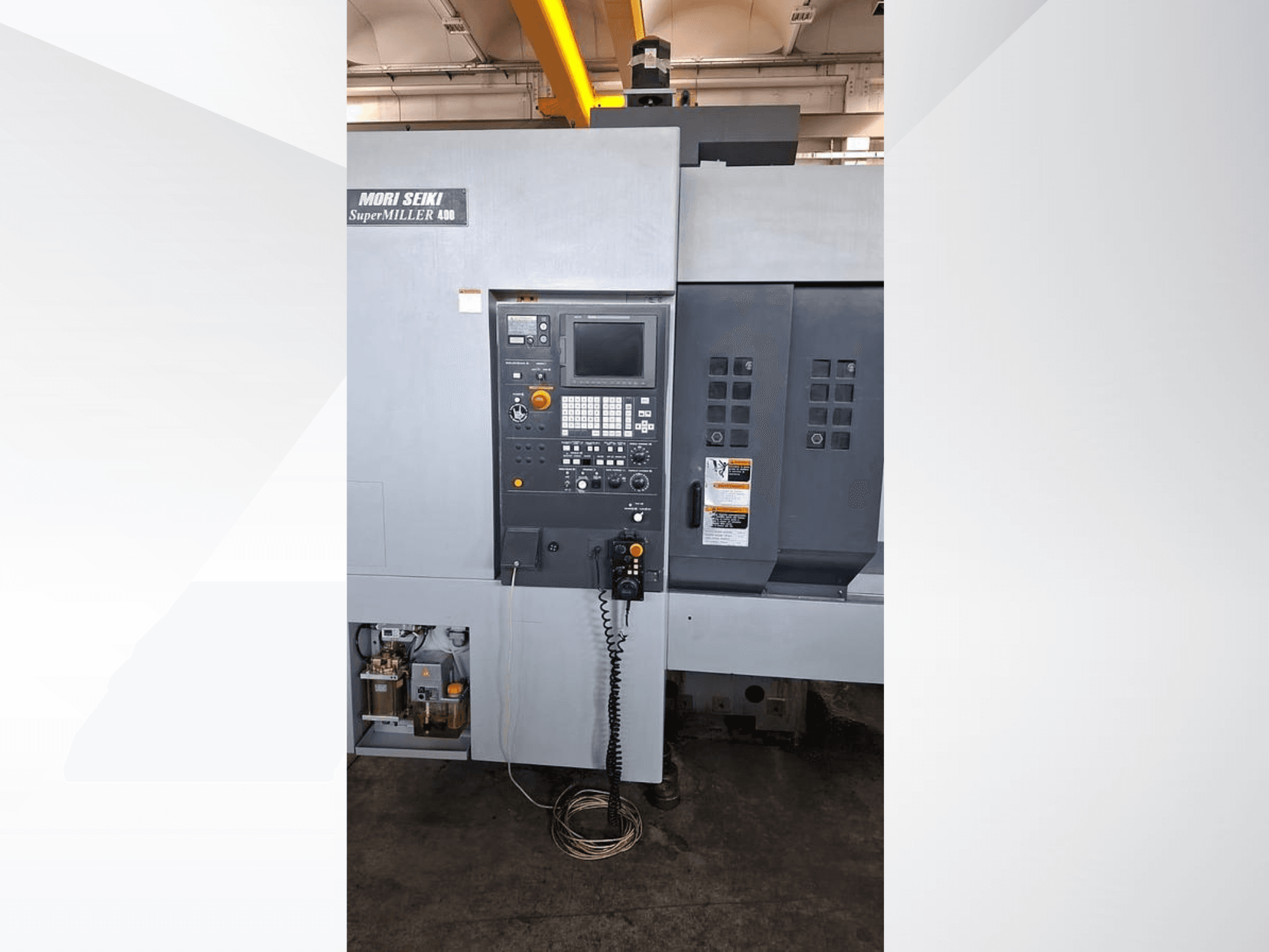 Pionowe centrum obróbcze MORI SEIKI ZV 400 SUPER MILLER, widok z przodu przedstawiający panel sterowania i przyciski operacyjne.