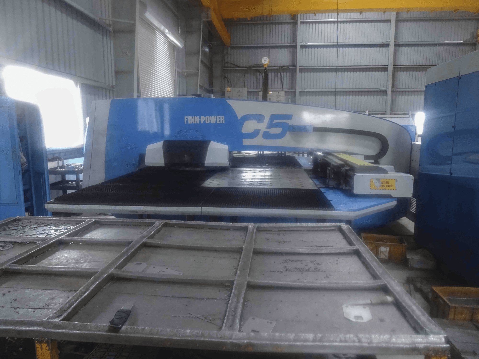 Widok z przodu maszyny Finn-Power C5