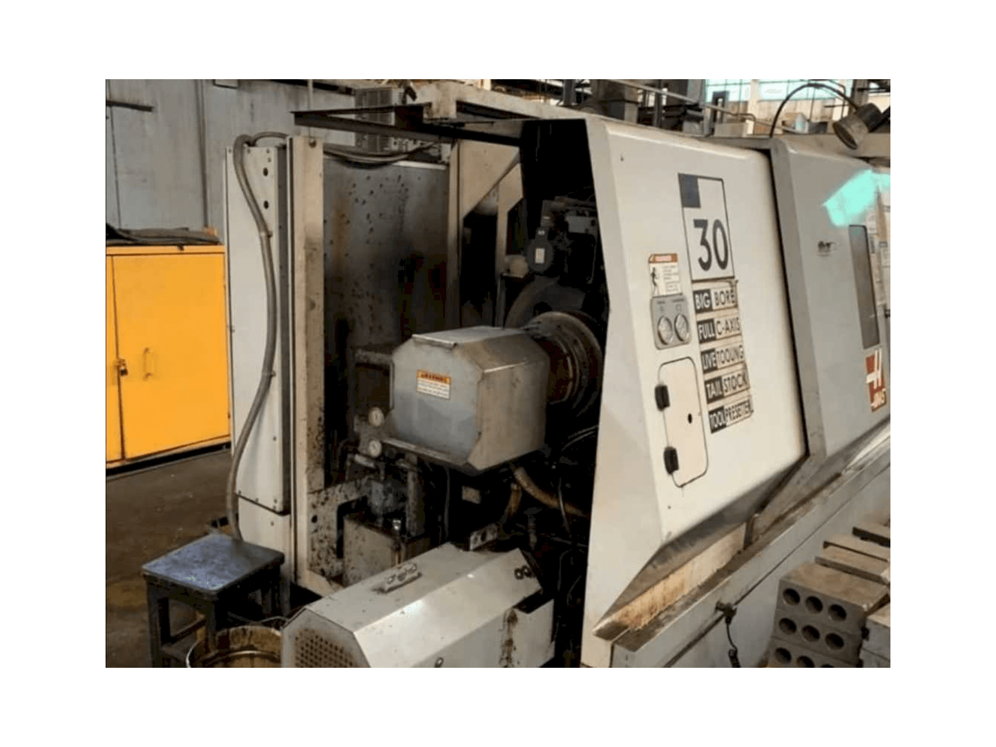 Widok z przodu maszyny HAAS SL-30BTHE